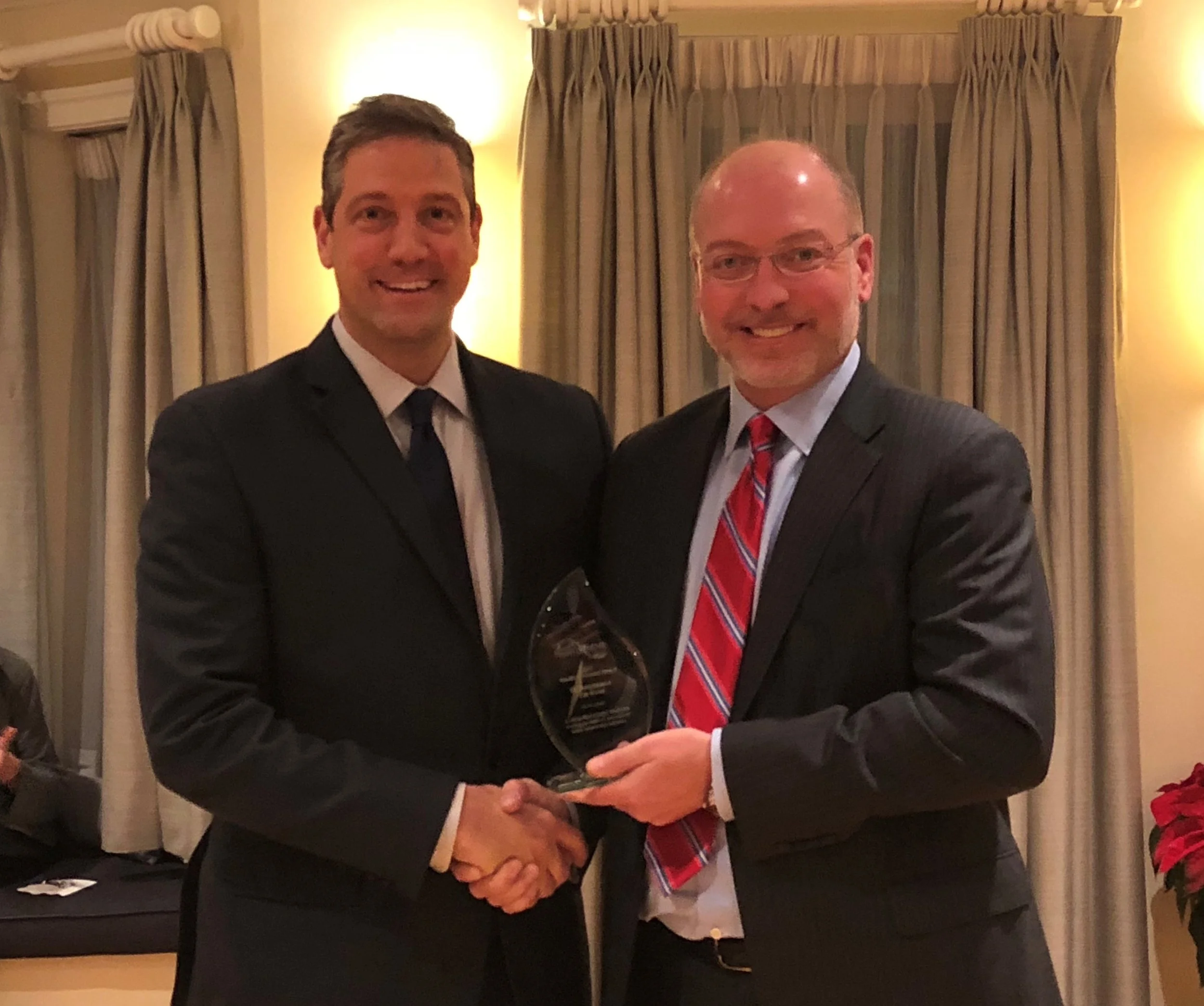 Health Innovation Alliance presents the Health IT Pioneer award to Rep. Tim Ryan (D-OH) for his support of technology-enabled legislative solutions to the opioid crisis.