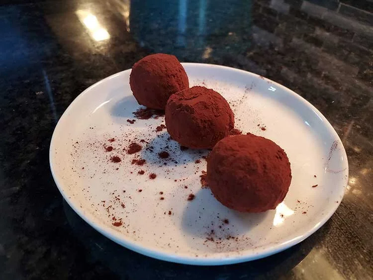 如何制作颓废的黑巧克力松露(简单)