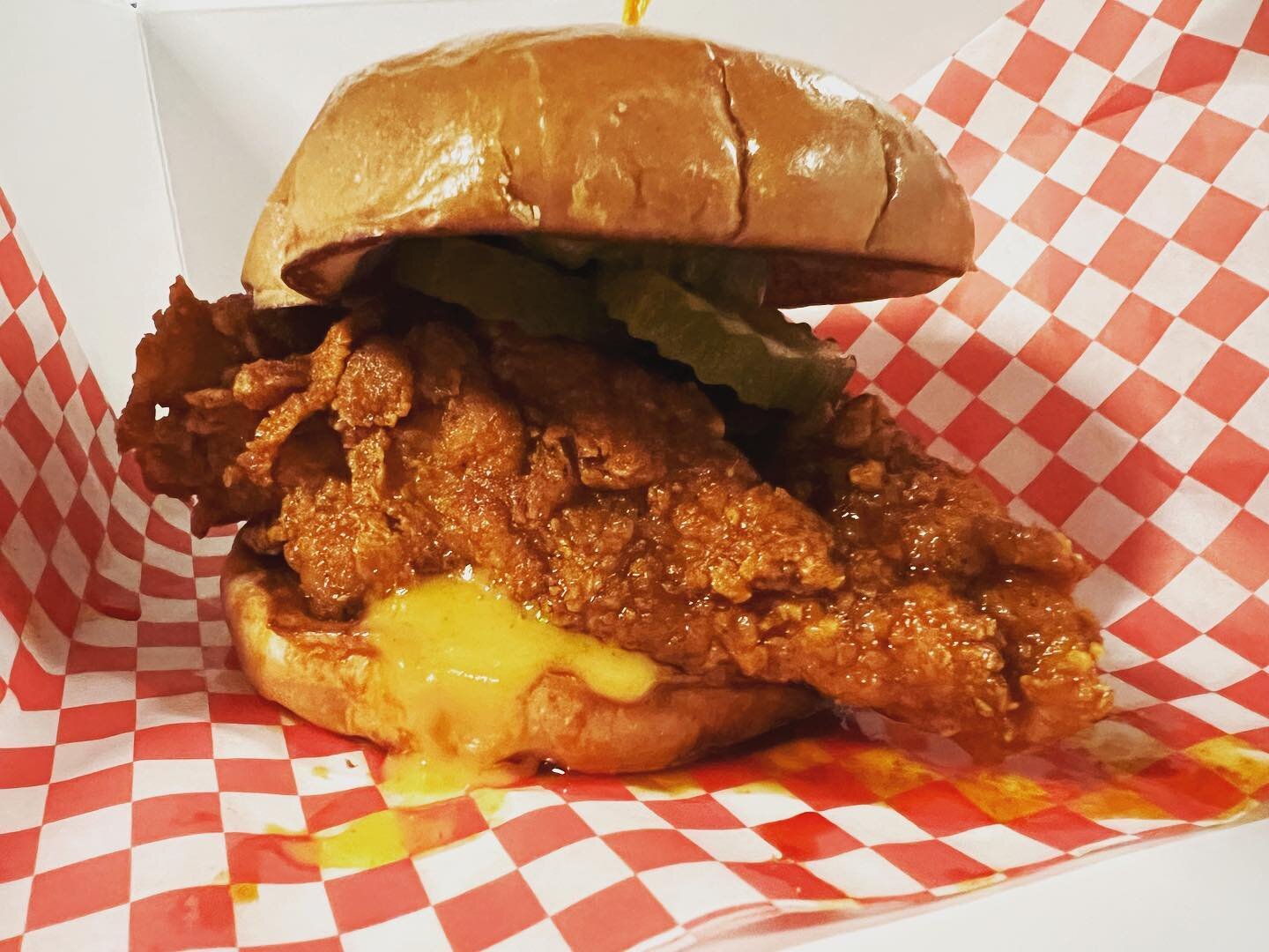 Perfect hangover food. Nashville hot fried chicken sandwich. #nashvillehotchicken #friedchicken #friedchickensandwich @hattiebs @cosmopolitan_lv