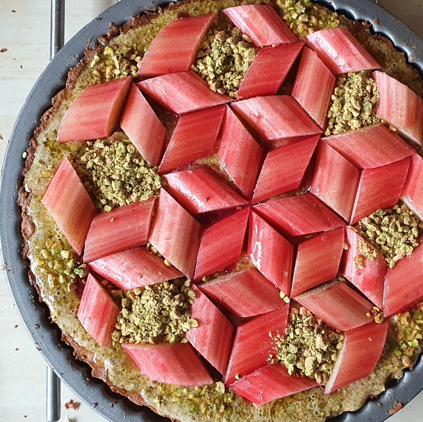 Find out how the finished tart looks on our blog, link in the bio. Rhubarb and pistachio are a perfect match. ⁠
⁠
⁠
⁠
⁠
#rhubarbtart #rhubarbfranginpane #frangipane #dessert #tarts #sweetstuff #pudding #foodpic #food #thefatsteakclub