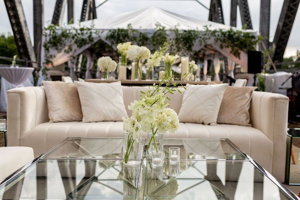 Raise your hand if neutrals make your heart sing 🙋🏻&zwj;♀️ How stunning is this?! #obsessed⁠
⁠
⁠
#pillows #livingroomdesign #furnituredesign #furniture #luxuryfurniture #livingroomdecor #decoration⁠
#luxurywedding #weddingphotographer #weddingday #