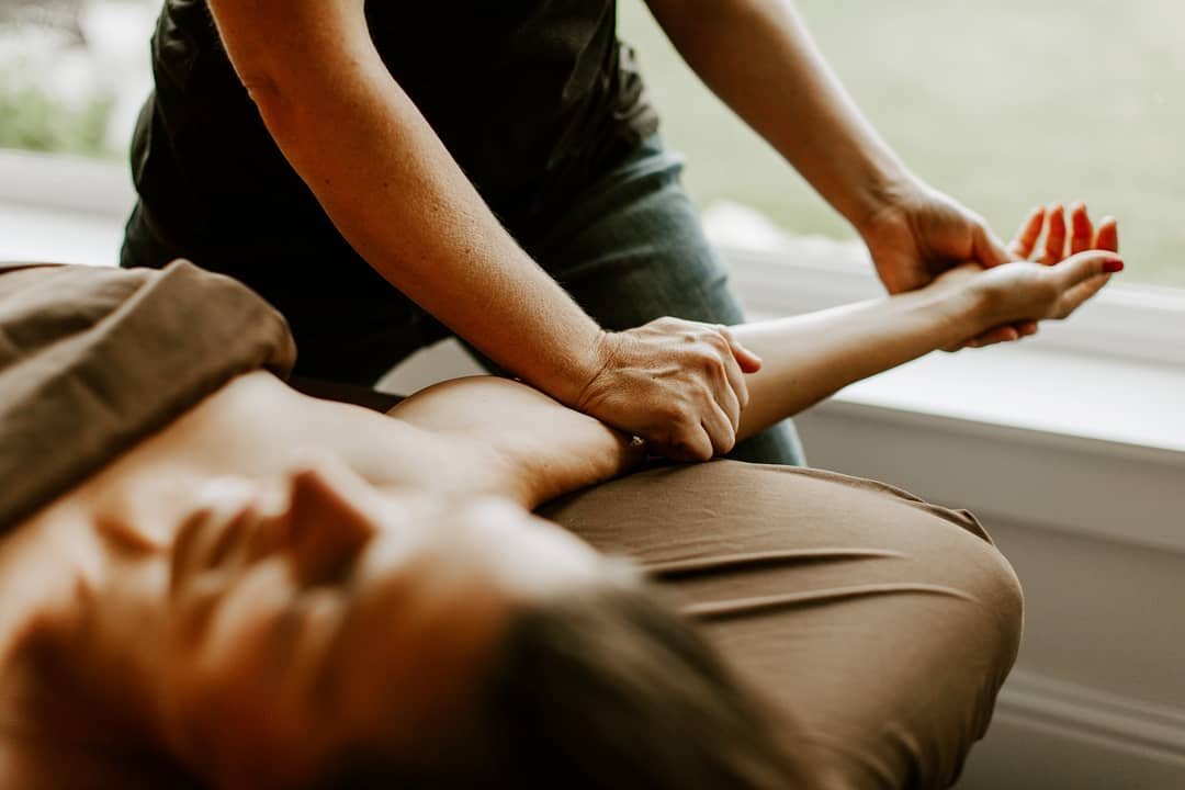 Thinking of a thoughtful gift for a loved one? A massage will never go unappreciated. Their love for you will grow even more! Call/text 509-670-1982 to purchase a gift card. ❤️

#RootedInSelfCare #massagetherapy #Massageandspa #relaxationmassage #dee