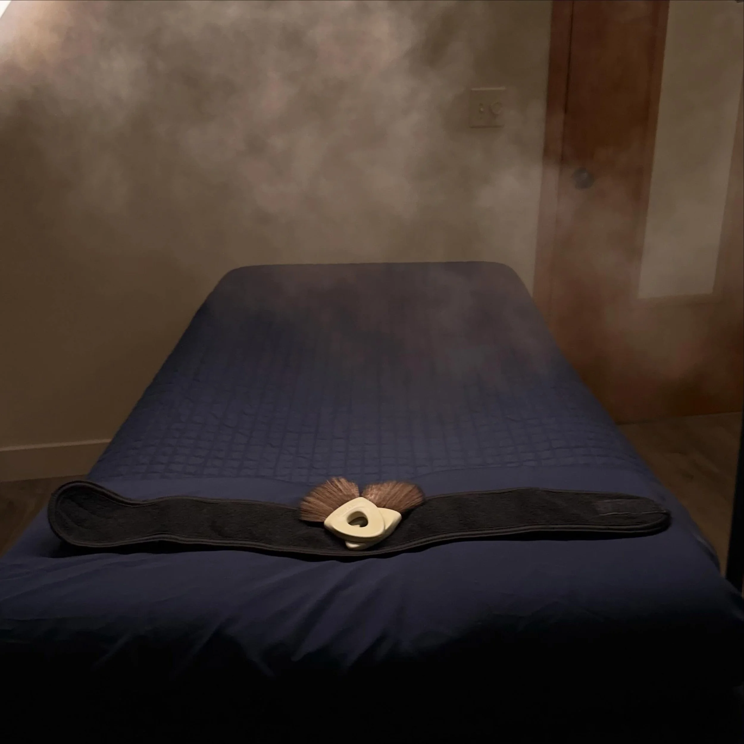 It&rsquo;s a little chilly outside but if you want a place on a heated bed, warmth radiating your skin and the gentle hands of Vanessa Flores, she has availability today to help make this overcast day the perfect amount of cozy 🫶🏼

Book online at l