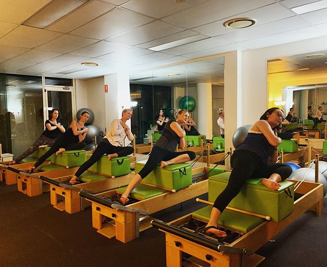 Side lift series ✖️ the girls working hard  and smashing it out on their obliques ! #pilates #reformerpilates