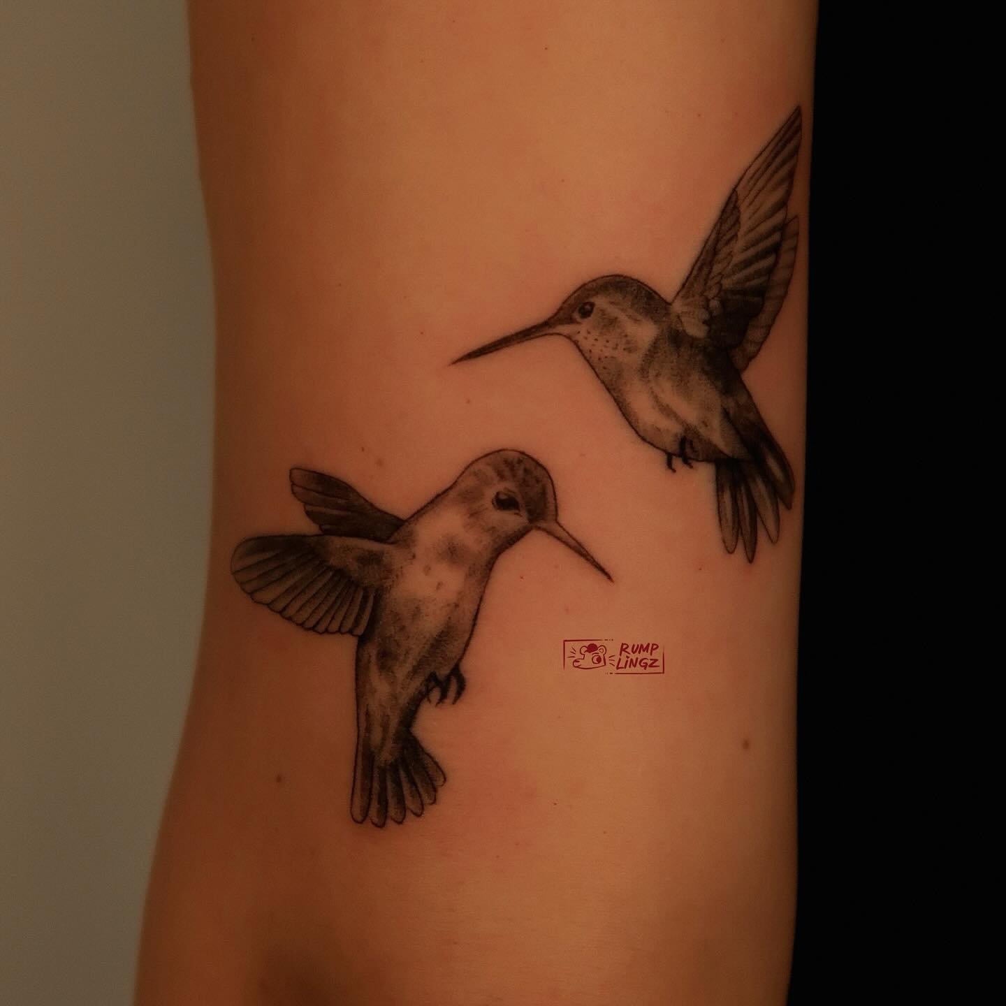 Hummingbirds for Izzy 💕
I&rsquo;ve been seeing so many hummingbirds recently too! It was meant to be 💅 
.
.
.
.
.
.
.
.
#hummingbirds #hummingbirdtattoo #birdtattoos #realismtattoos #aapiartist #sanjosetattoos #bayareatattoo