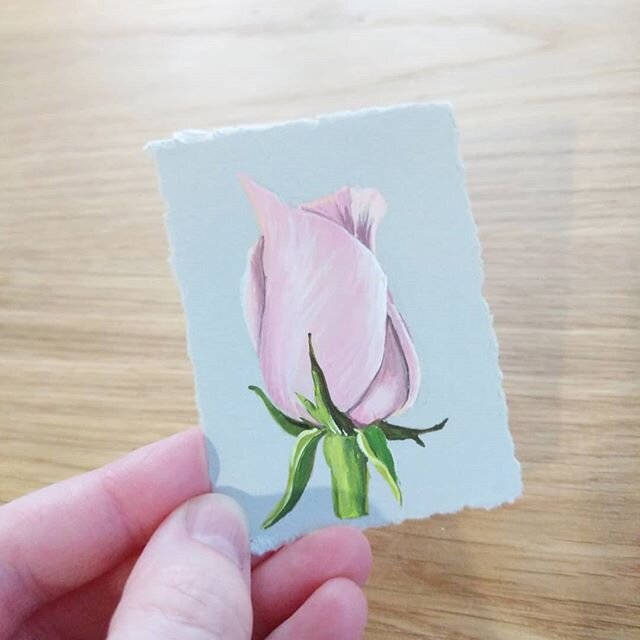 Tiny little painting today. A rose in acrylic gouche. Taking the little bits of free time to paint with my favorite little artist.

@holbeinartistmaterials
Acrylic Gouche
@princetonbrush
Brushes
@legionpaper
Stonehenge paper

#makearteveryday #studio