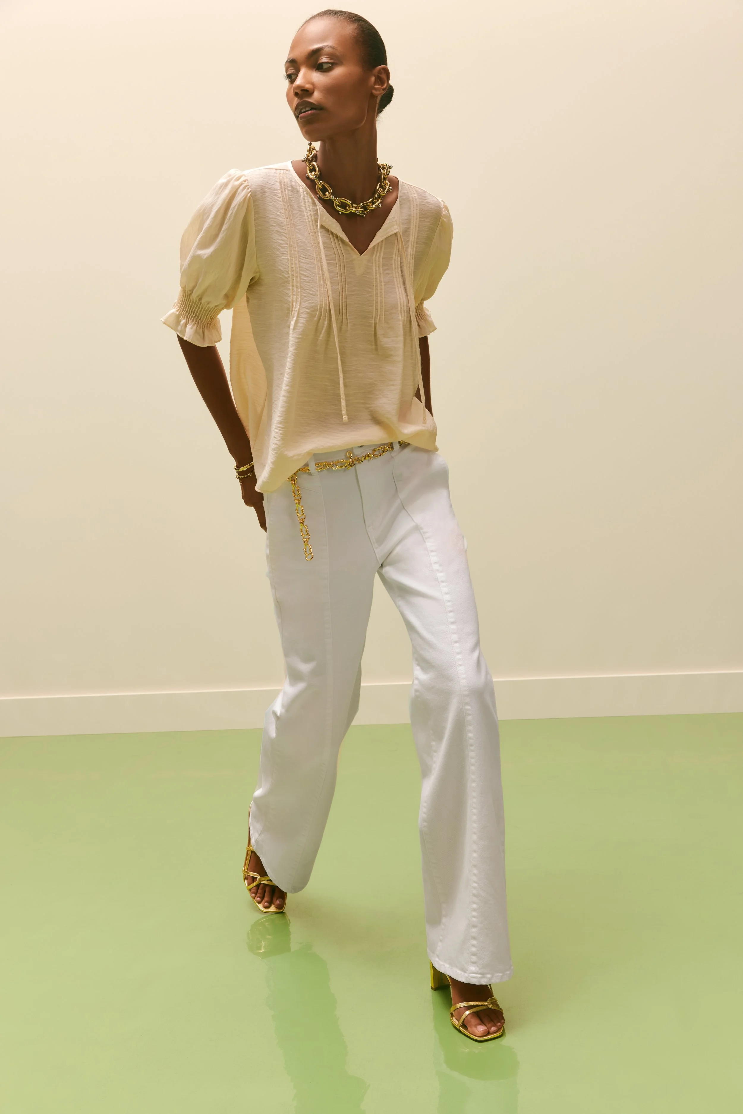 SE_SS25-1_OM_EMMIE_AMBER-GOLD_SERTW_TOP_BELT_JEAN_468_sRGB.jpg
