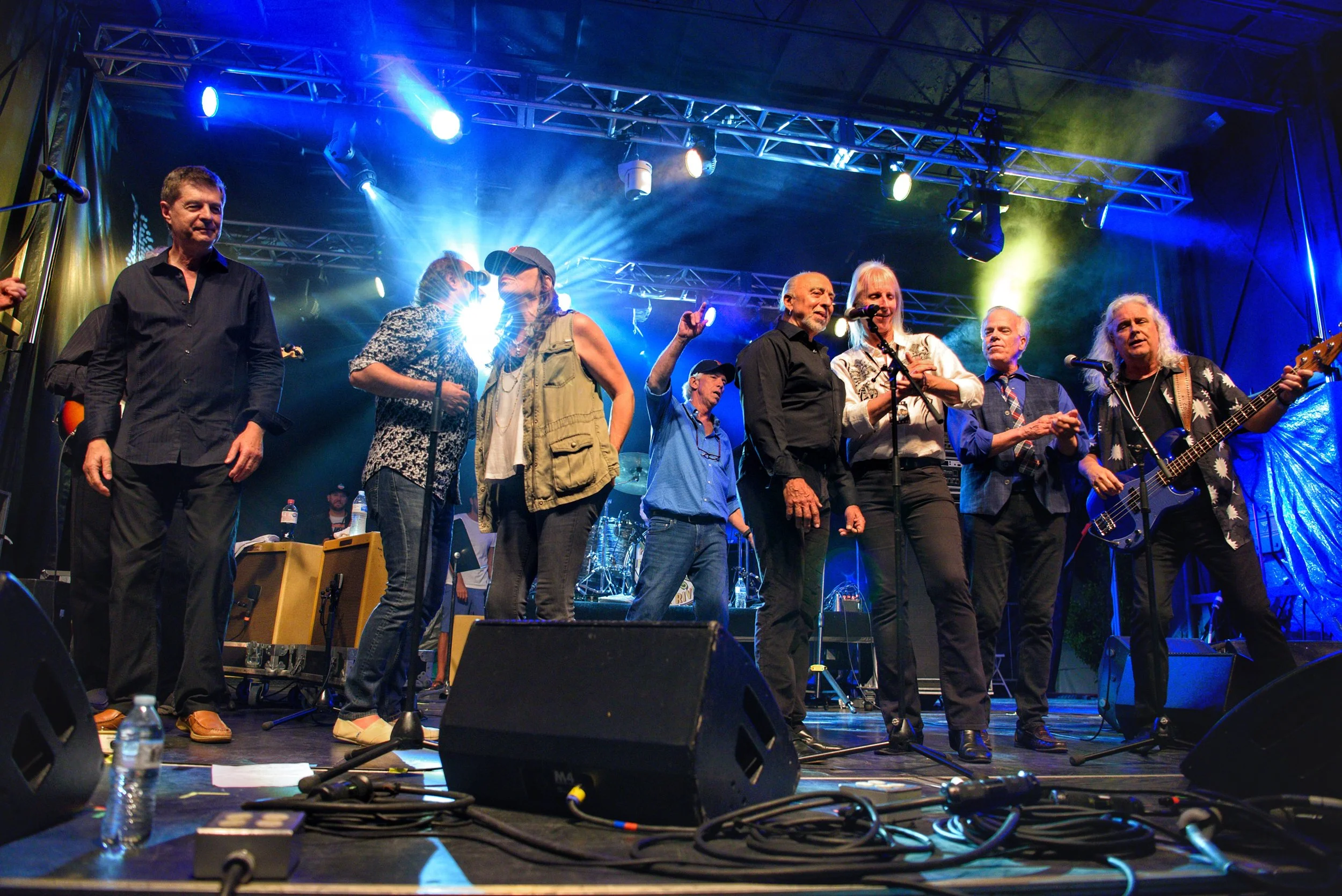 The Cowsills, The Buckinghams, The Grass Roots singing "Hey Jude"