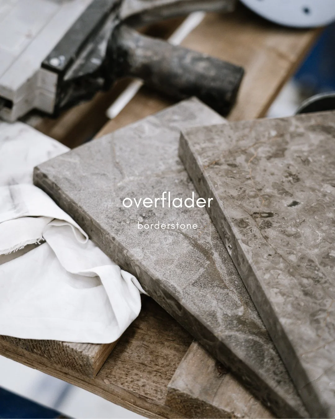Når du vælger natursten, handler det ikke kun om farve og struktur – men også om overfladen. Den påvirker både udseende, følelse og funktion og er med til at definere hele udtrykket i dit projekt.
Hos bor