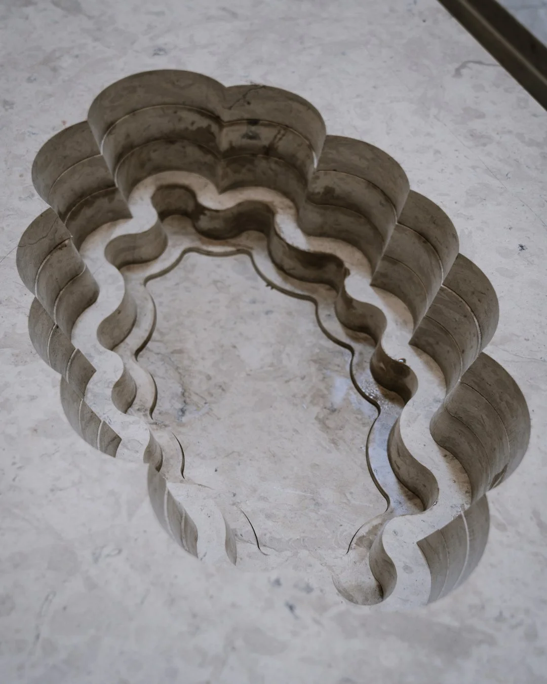 Denne prototype var første skridt mod en specialdesignet vask, skabt til et unikt projekt. Inspirationen? Havets organiske former, muslingeskaller og de bløde bevægelser i vandet.
Hos borderstone arbejder vi ofte sammen med vor