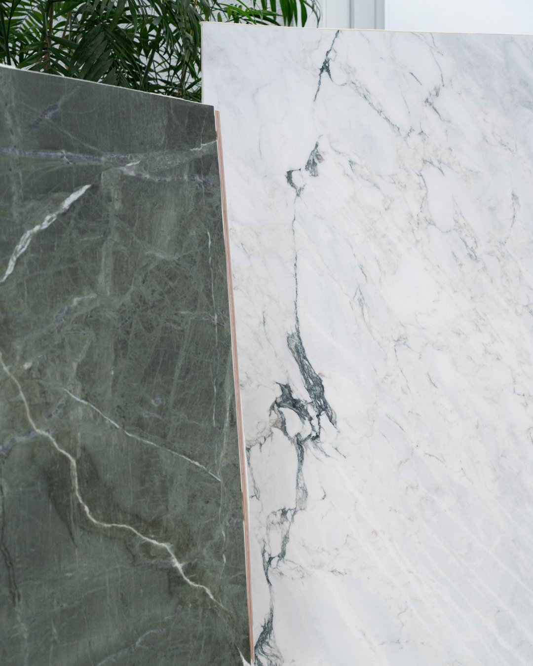 Et perfekt match 🤍💚🩶⁠
⁠
Den hvide Calacatta Nuage med sine gr&oslash;nne &aring;rer st&aring;r smukt side om side med den k&oslash;lige, gr&oslash;nne ro i Verde Salvia.⁠
⁠
Et flot eksempel p&aring;, hvordan natursten kan kombineres p&aring; tv&ae