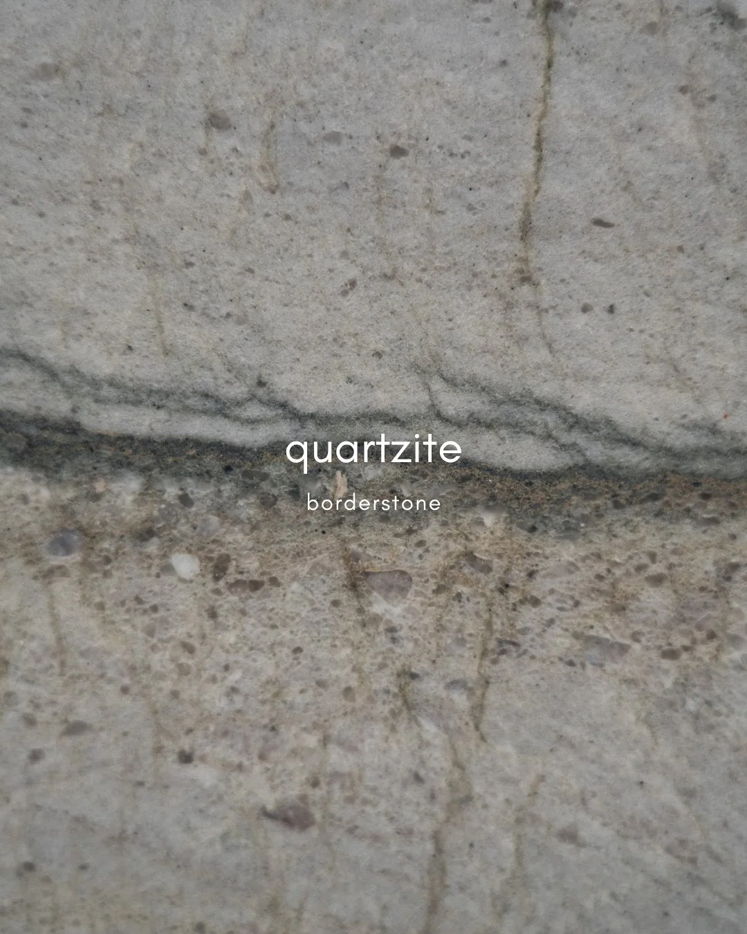 Ro, styrke og diskrete detaljer.⁠
⁠
Quartzite 2030 er en smuk natursten med en bl&oslash;d, gr&aring; base og lange, rolige &aring;rer, der bev&aelig;ger sig horisontalt gennem pladen.⁠
⁠
Kigger man t&aelig;ttere p&aring;, afsl&oslash;rer den sm&arin