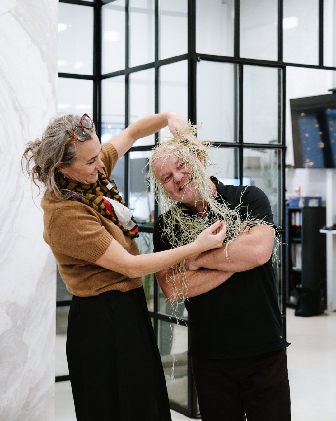 Vi har pyntet op til jul i b&aring;de showroom &ndash; og stensnedkeri 🎄😄⁠
⁠
Juletr&aelig;er i marmor, varme lys, sm&aring; hyggelige detaljer&hellip; og s&aring; har Jesper f&aring;et julemanke 🪮😅⁠
⁠
&Aring;bningstider over jul og nyt&aring;r:⁠
