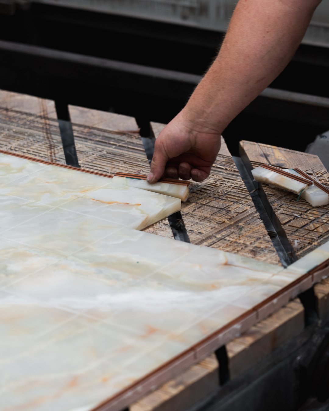 Fliser og klinker p&aring; specialm&aring;l 👌📐⁠
⁠
Store baderumsfliser i marmor, m&oslash;nstersk&aring;rne oktagoner i quartzite eller klassiske sildebensm&oslash;nstre i onyx?⁠
⁠
Vi tilpasser fliserne og klinkerne, s&aring; de matcher rummets ark