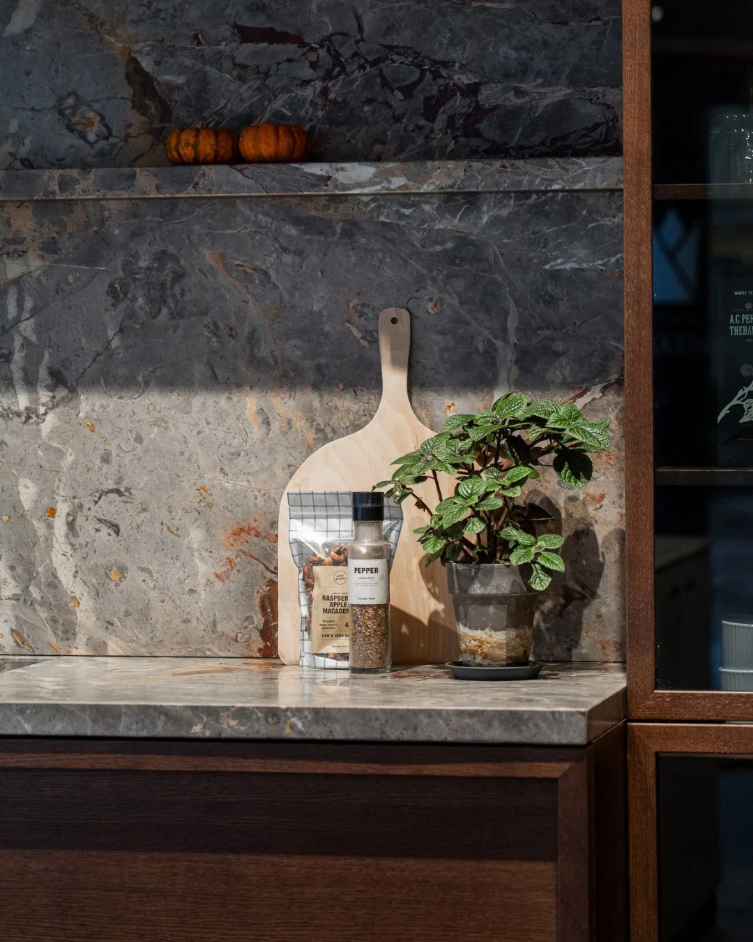 I dette showroomk&oslash;kken hos Kv&auml;num i Lyngby har Opera Fantastico f&aring;et en prominent rolle i det samlede design.⁠
⁠
Den sprudlende marmor skaber et unikt bagt&aelig;ppe for de flotte k&oslash;kkenfronter, og &aring;reforl&oslash;bet er