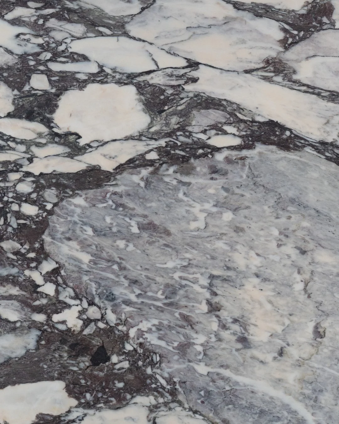 Hvor Calacatta Viola ofte har varmere, n&aelig;sten vinr&oslash;de toner, f&aring;r I her en mere syrenlilla farvepalette. Det giver stenen en anden stemning &ndash; stadig dramatisk, men med en k&oslash;lig elegance, der g&oslash;r den ideel til b&a