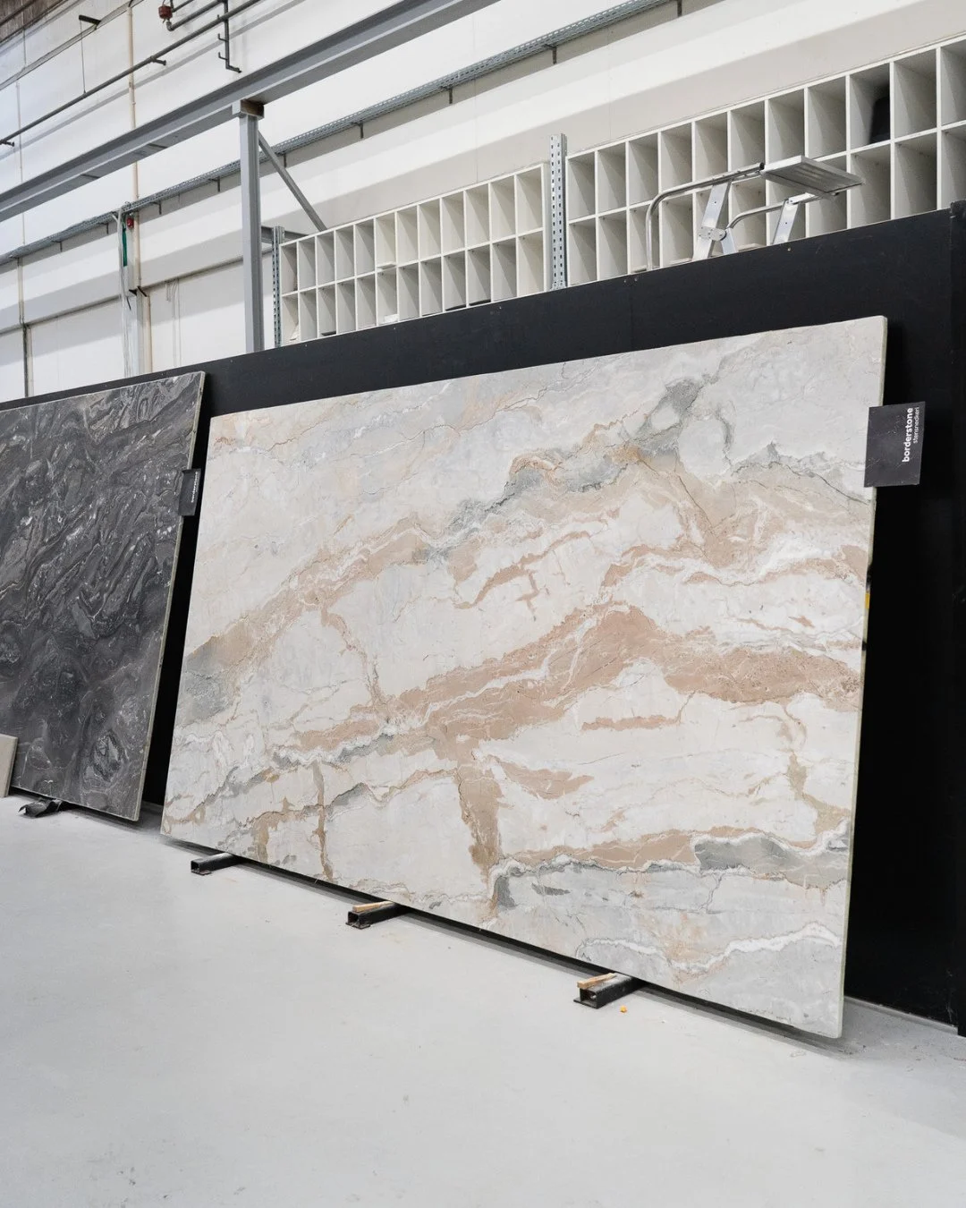 Dolce Vita er en sten, der kan variere markant fra plade til plade og fra brudblok til brudblok.⁠
⁠
Derfor kan det v&aelig;re en rigtig god id&eacute; at se og udv&aelig;lge netop den eller de r&aring;plader, som skal indg&aring; i jeres projekt.⁠
⁠
