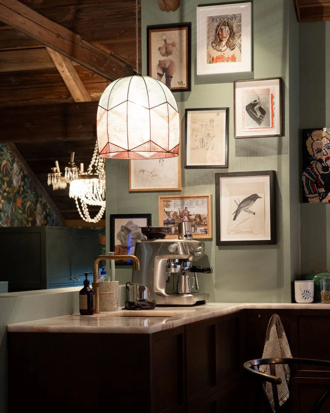 Home is where the kitchen is 🩷 K&oslash;kkenet er hjertet i de fleste hjem.⁠
Det er her, hverdagen leves &ndash; med morgenkaffe, madpakker, g&aelig;ster, fester og gode samtaler.⁠
⁠
Derfor skal bordpladen i k&oslash;kkenet ikke kun v&aelig;re smuk.