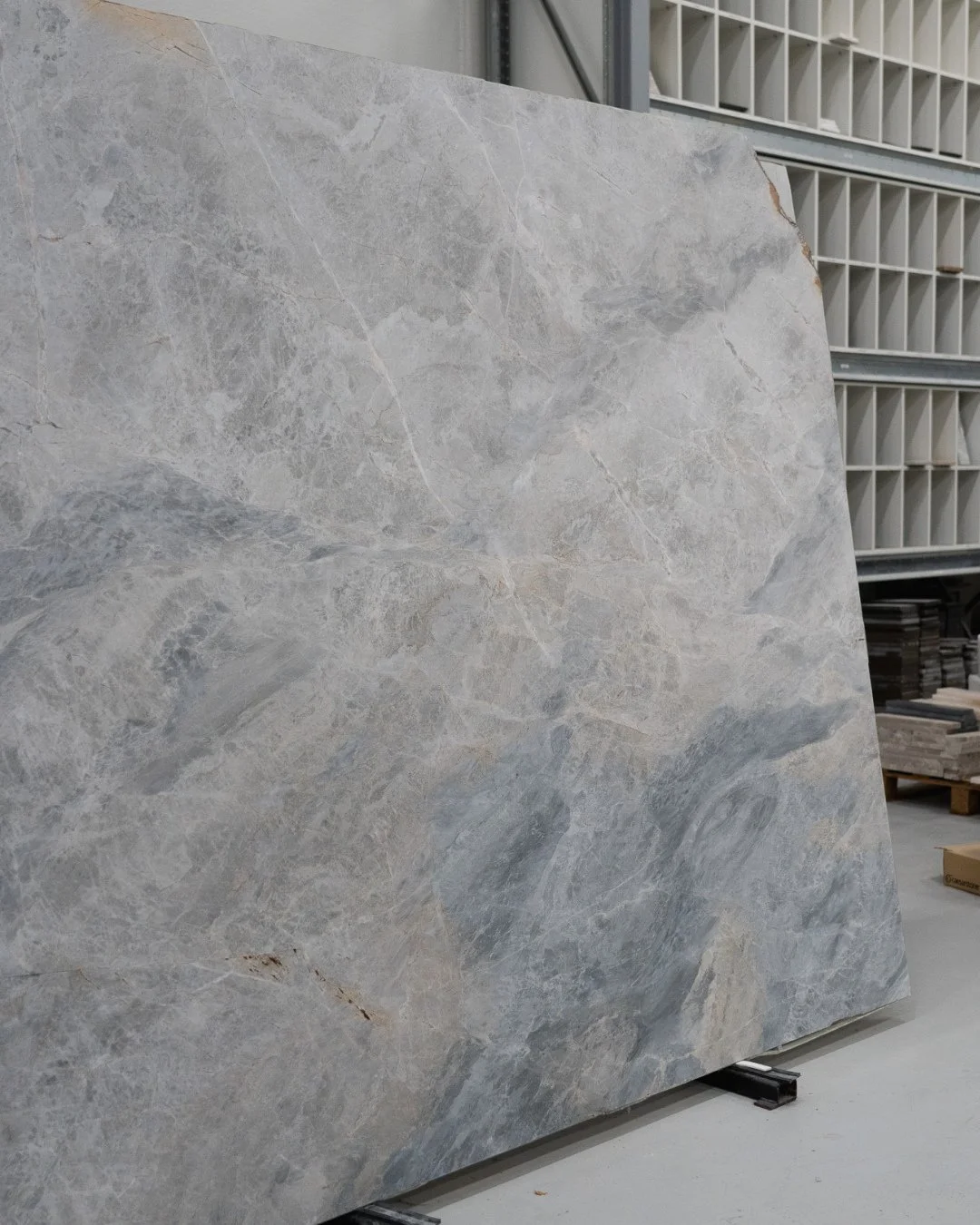 🩶 Breccia Versilia har et smukt lysegr&aring;t nuancespil, hvor &aring;rer af beige og cremet hvid bev&aelig;ger sig bl&oslash;dt gennem stenen.⁠
⁠
Udtrykket er afbalanceret og tidl&oslash;st &ndash; med en naturlig dybde, der g&oslash;r stenen vele