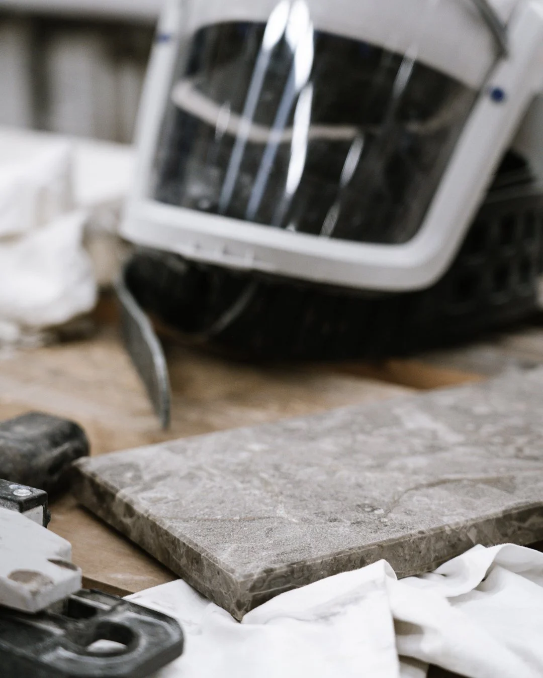 N&aring;r I v&aelig;lger natursten til jeres projekt, er overfladen en vigtig faktor at tage i betragtning.⁠
⁠
Det er her, udtrykket for alvor kan formes i forskellige retninger.⁠
Overfladen p&aring;virker, hvordan lyset spiller i stenen, hvordan far