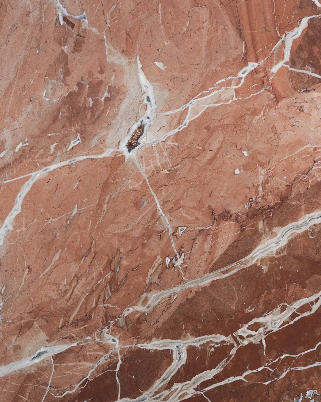 En ny marmor er netop ankommet til et st&oslash;rre projekt, og vi er meget begejstrede 👏⁠
⁠
Rosso Iberico rummer en varm, r&oslash;d tone med sm&aring; specks af okkergult og fine hvide &aring;rer, der snor sig gennem stenen.⁠
⁠
Denne marmor har en