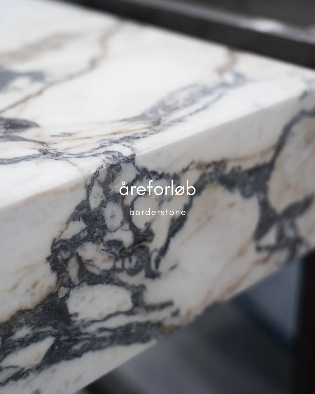 N&aring;r vi arbejder med natursten, handler det ikke kun om m&aring;l.⁠
Det handler i h&oslash;j grad ogs&aring; om, hvor der sk&aelig;res i stenen.⁠
⁠
Her arbejdes der med en Calacatta, hvor de markante &aring;rer planl&aelig;gges, s&aring; de fort