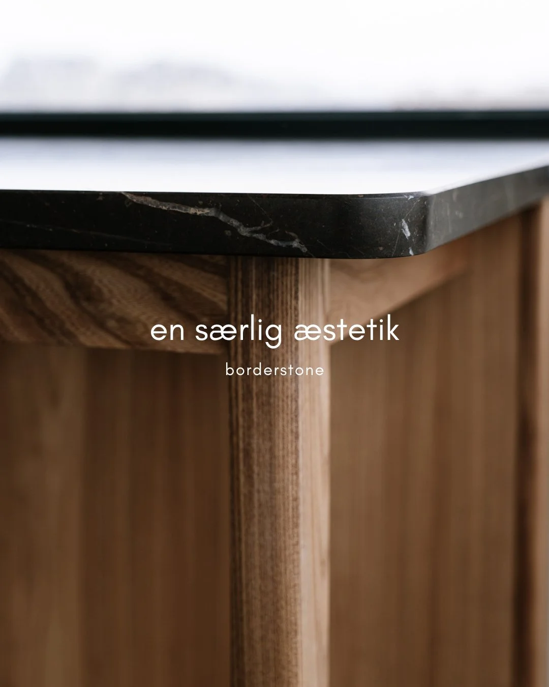 En m&oslash;rk granit med markant karakter. Breccia Imperiale rummer dybe nuancer af sort med strejf af r&oslash;dt og br&aelig;ndte toner, som brydes af lyse strukturer og giver stenen et levende, men balanceret udtryk.⁠
⁠
P&aring; afstand fremst&ar