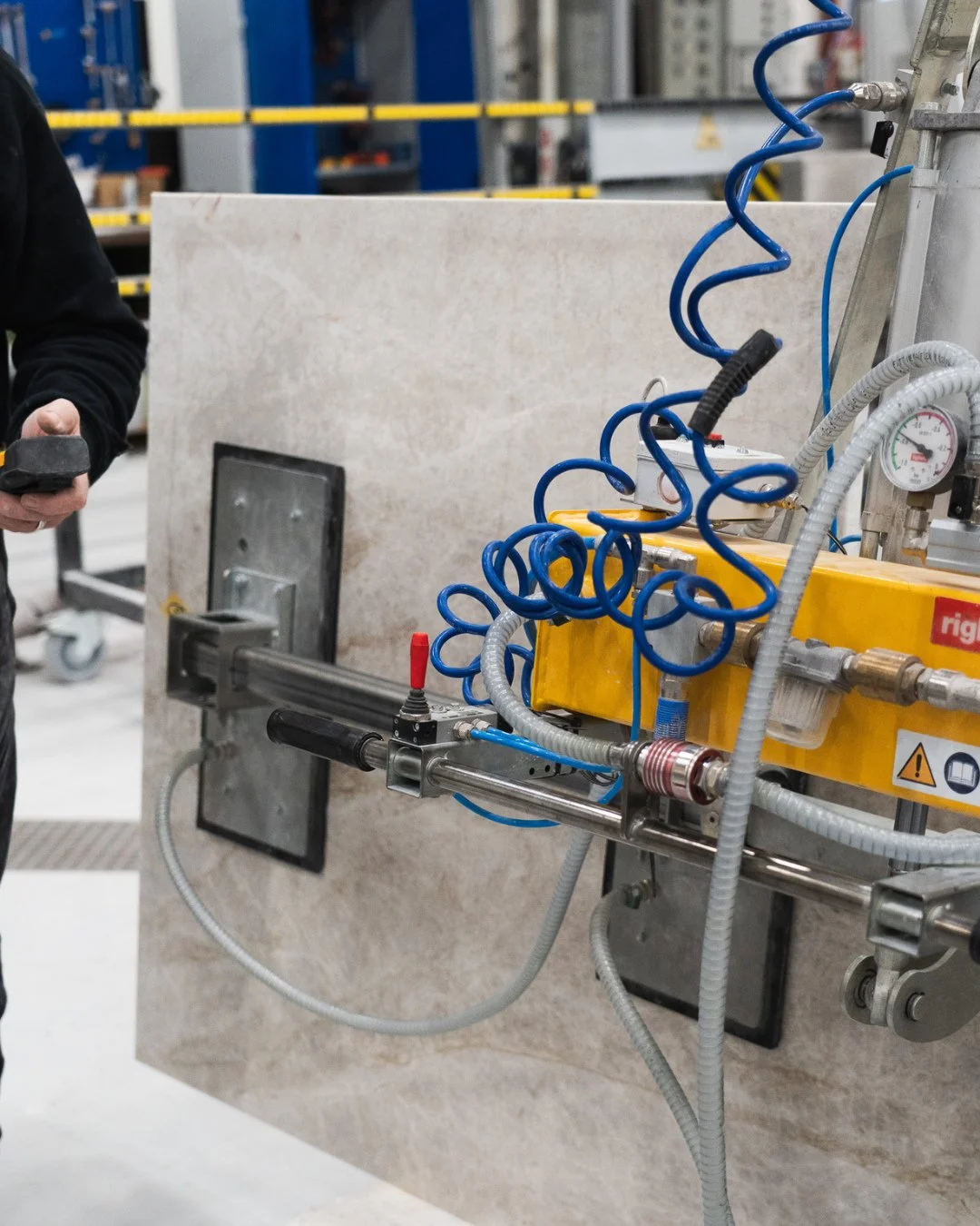 🪨 I stensnedkeriet arbejder vi med naturstenen gennem flere forskellige processer &ndash; fra opm&aring;ling og planl&aelig;gning af udsk&aelig;ringer til savning, slibning af forkanter og finish.⁠
⁠
Her kr&aelig;ver hvert trin sit eget h&aring;ndv&