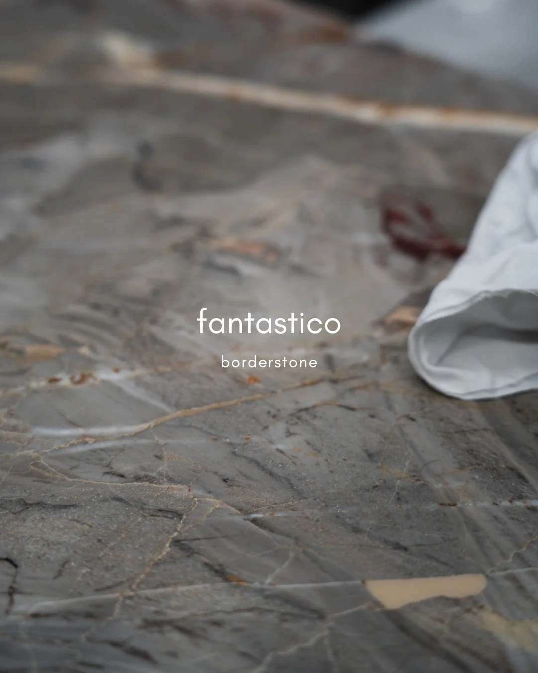 Fantastico ned til mindste detalje.⁠
⁠
Opera Fantastico fra r&aring;plade til f&aelig;rdig bordplade med vaskudsk&aelig;ring og en finish udf&oslash;rt med millimeterpr&aelig;cision.⁠
⁠
&Aring;reforl&oslash;b, kanter og samlinger er n&oslash;je tilpa