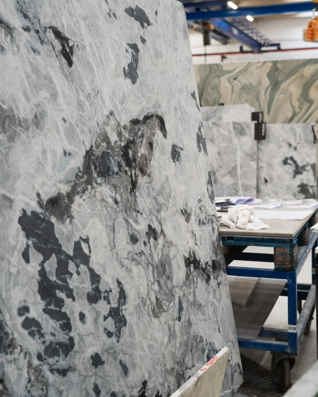 Quartzite 1190 bev&aelig;ger sig mellem lyse gr&aring; toner, m&oslash;rkere formationer og n&aelig;sten sky-lignende strukturer, som giver r&aring;pladen et organisk og kunstnerisk udtryk.⁠
⁠
Jo t&aelig;ttere man kommer p&aring; stenen, desto flere 
