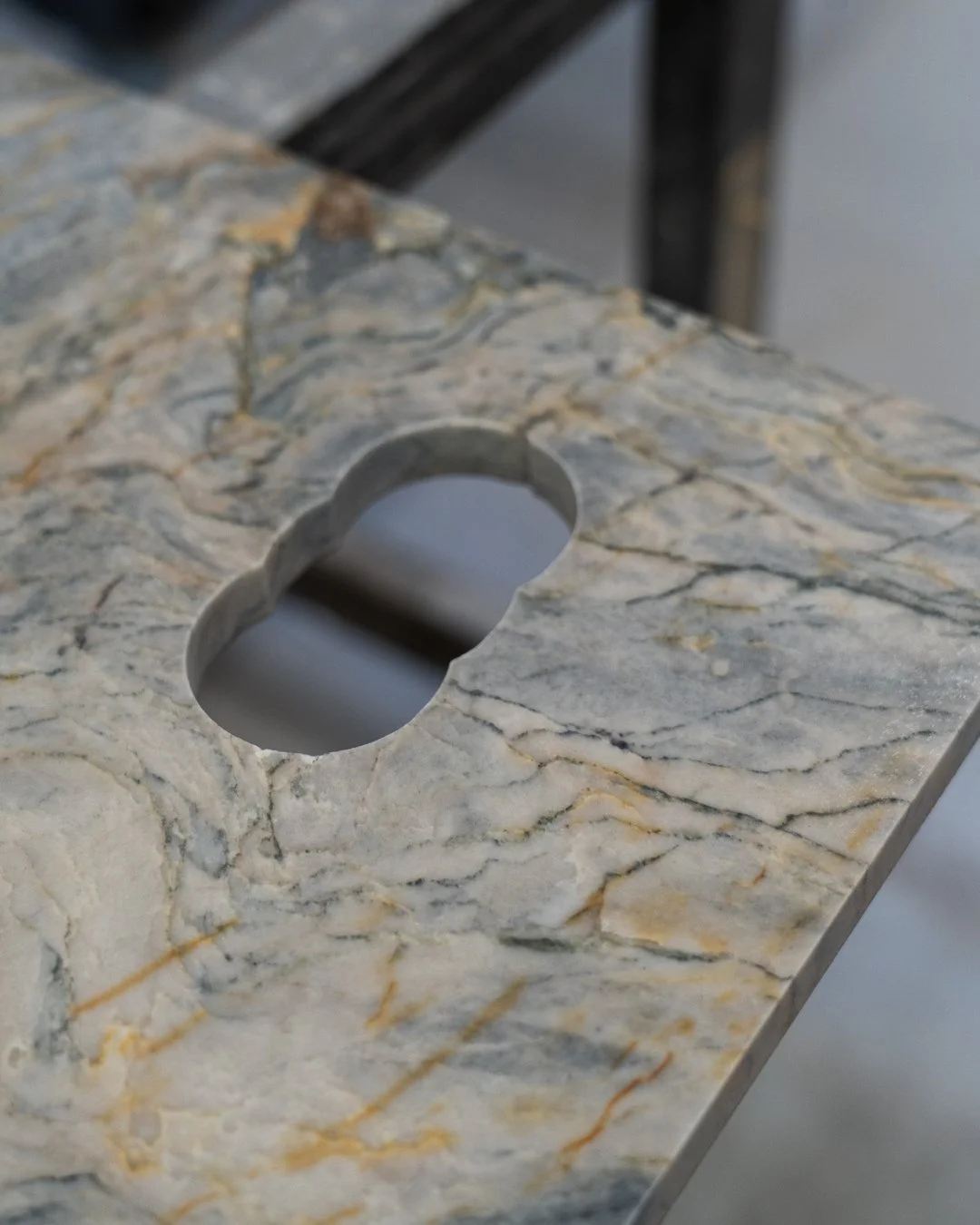 Quartzite 6024 i proces 🤍 De sidste detaljer er i gang p&aring; b&aring;de bordplader og den store backsplash.⁠
⁠
Udsk&aelig;ringer til lamper og stikkontakter er tilpasset, forkanterne har f&aring;et deres endelige finish, og stenen f&aring;r sin i