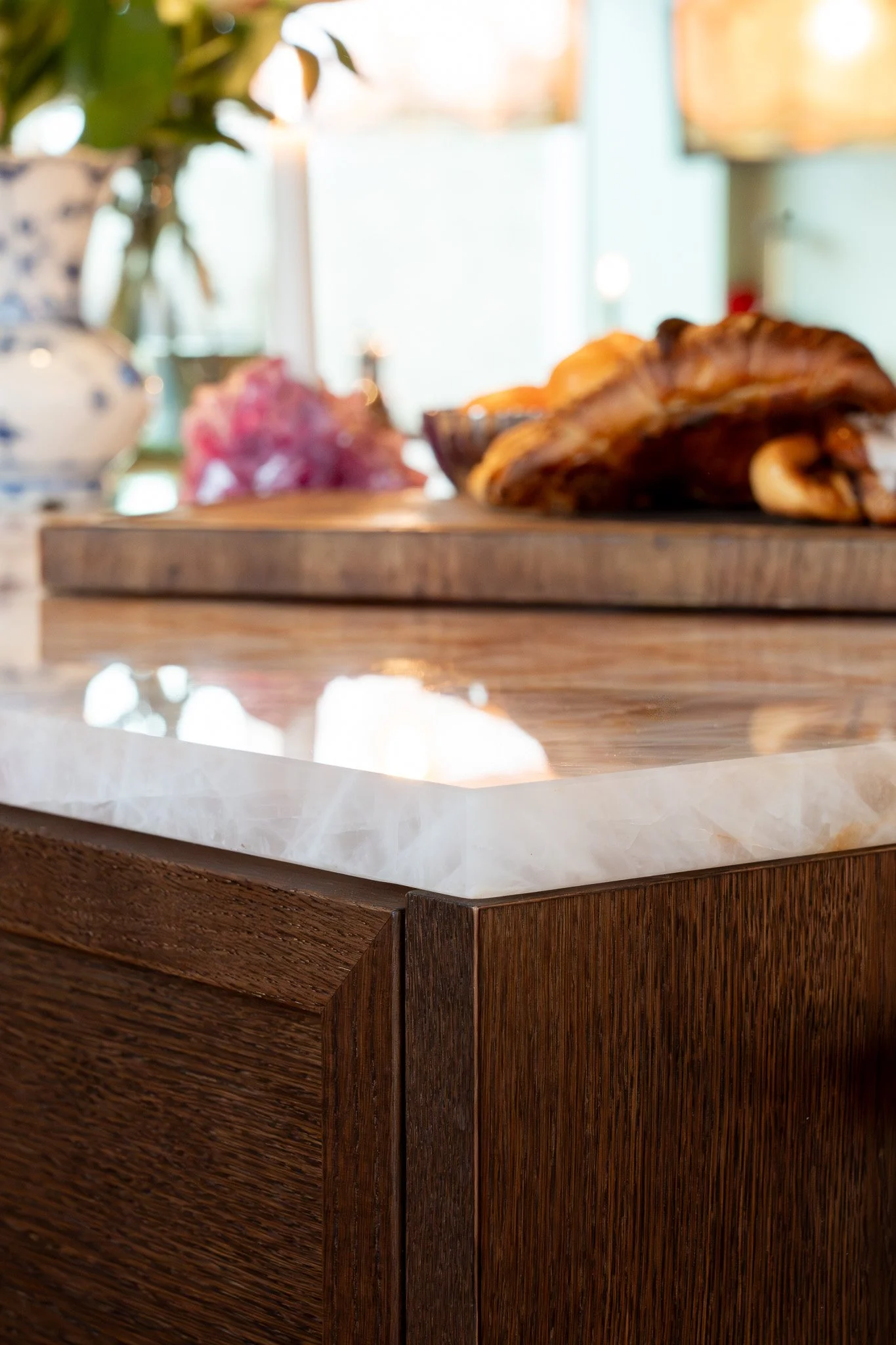 Køkken med mørke træfronter og bordplade i cristallo pink / rosa quartzite fra borderstone.