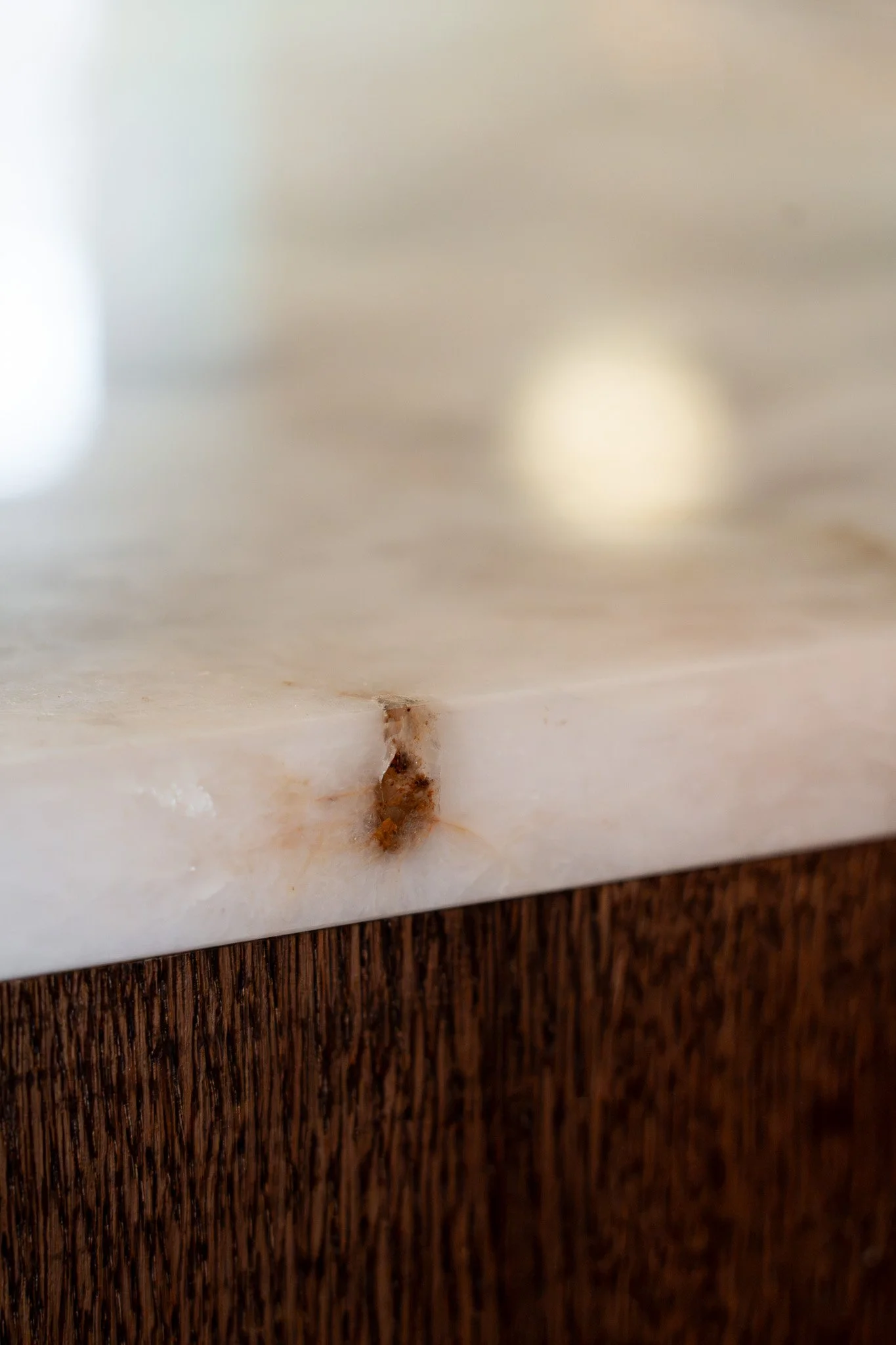 Køkken med mørke træfronter og bordplade i cristallo pink / rosa quartzite fra borderstone.