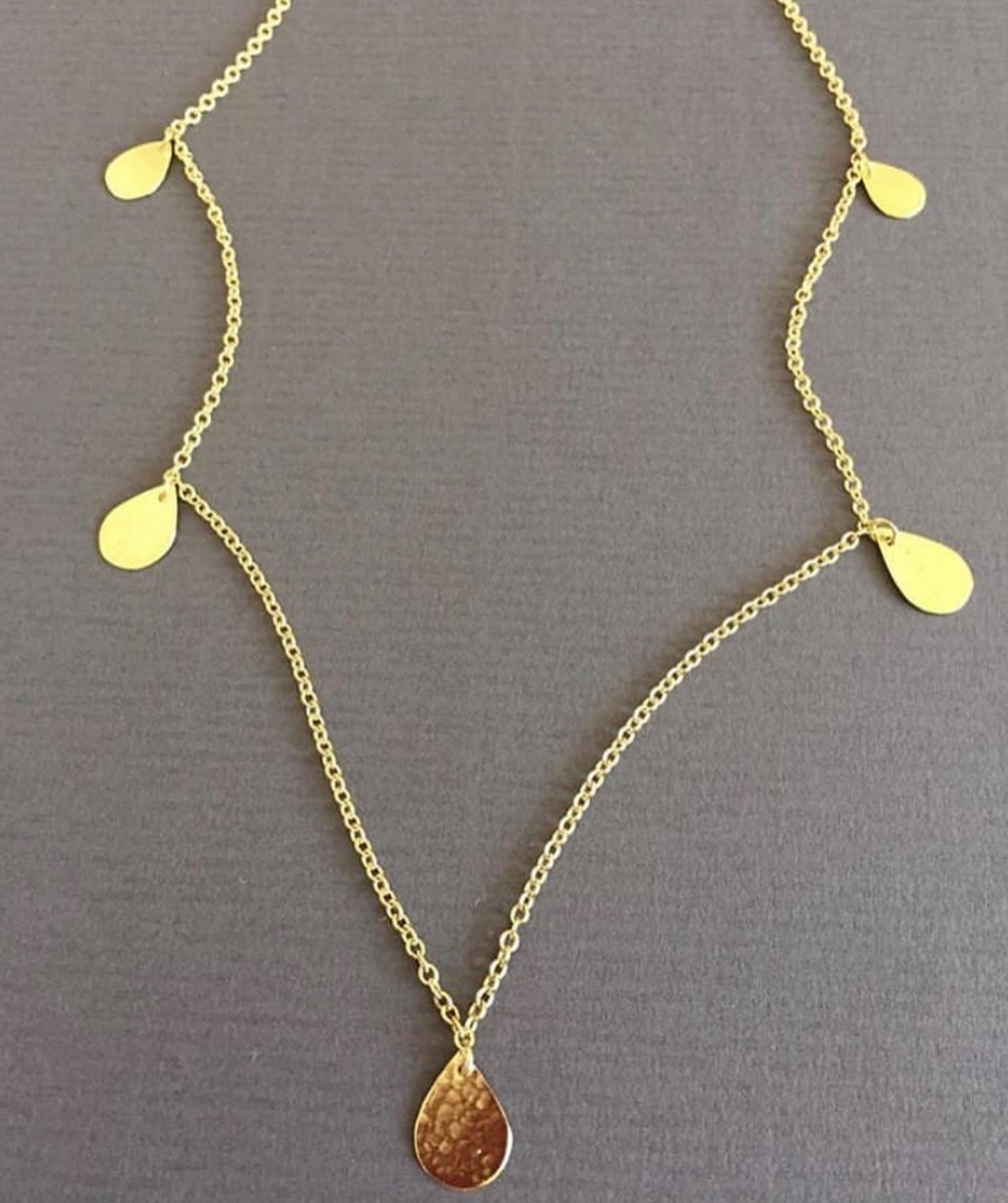 My petal necklace &hellip; an oldie but a goody&hellip;

Not online but available to order by the inch and have as many petals as you want &hellip;.

#gold #petalnecklace #goldenpetal #goldjewellerydesign #goldjewelry #goldjewellery