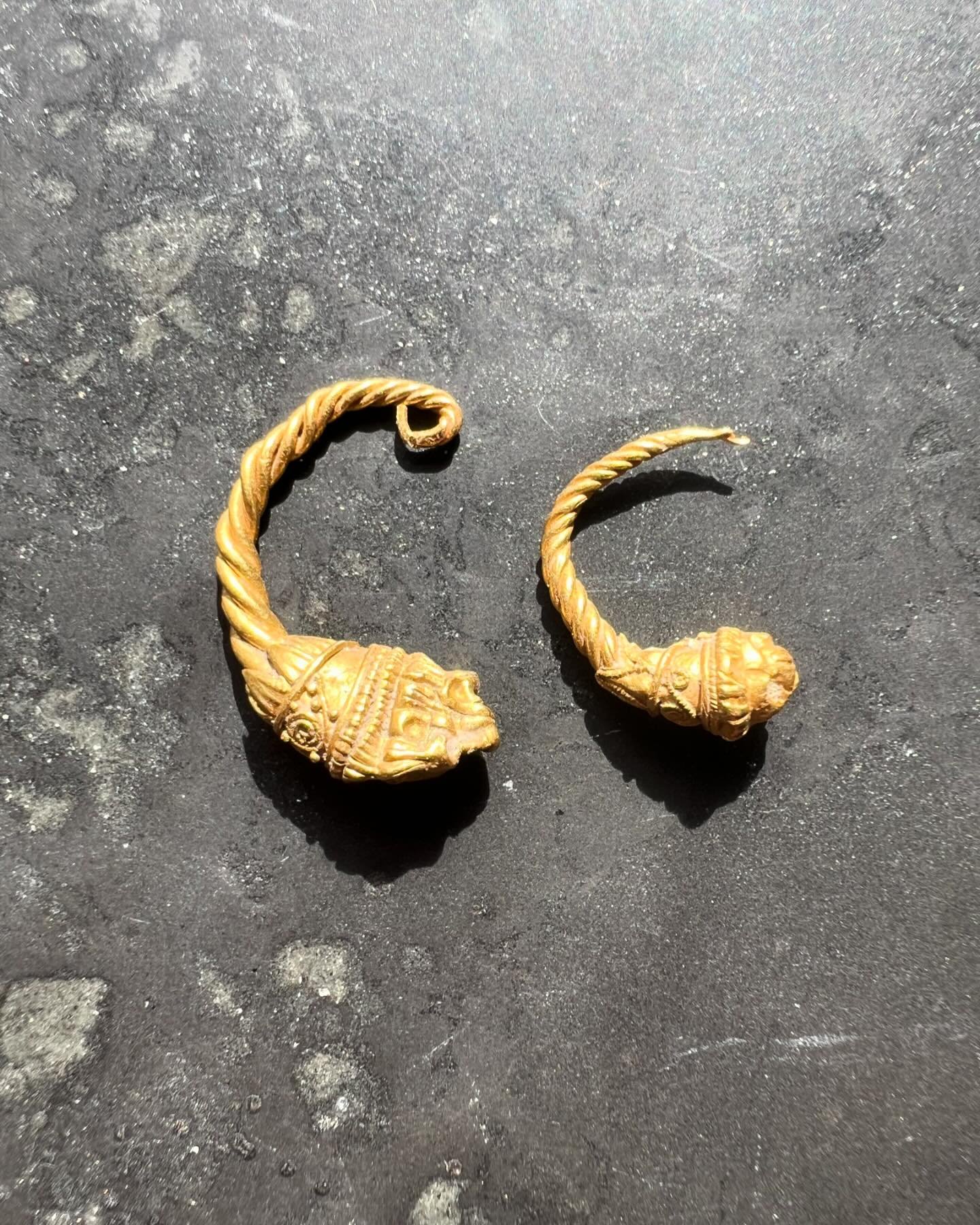 From this to this 💛 

Wonderful Ancient Greek gold made into earrings possibly once again&hellip;

Do you have any gold jewellery you want revamping to re wear??? Get in touch x

#reuse #rewear #gold #greekgold #oldgold