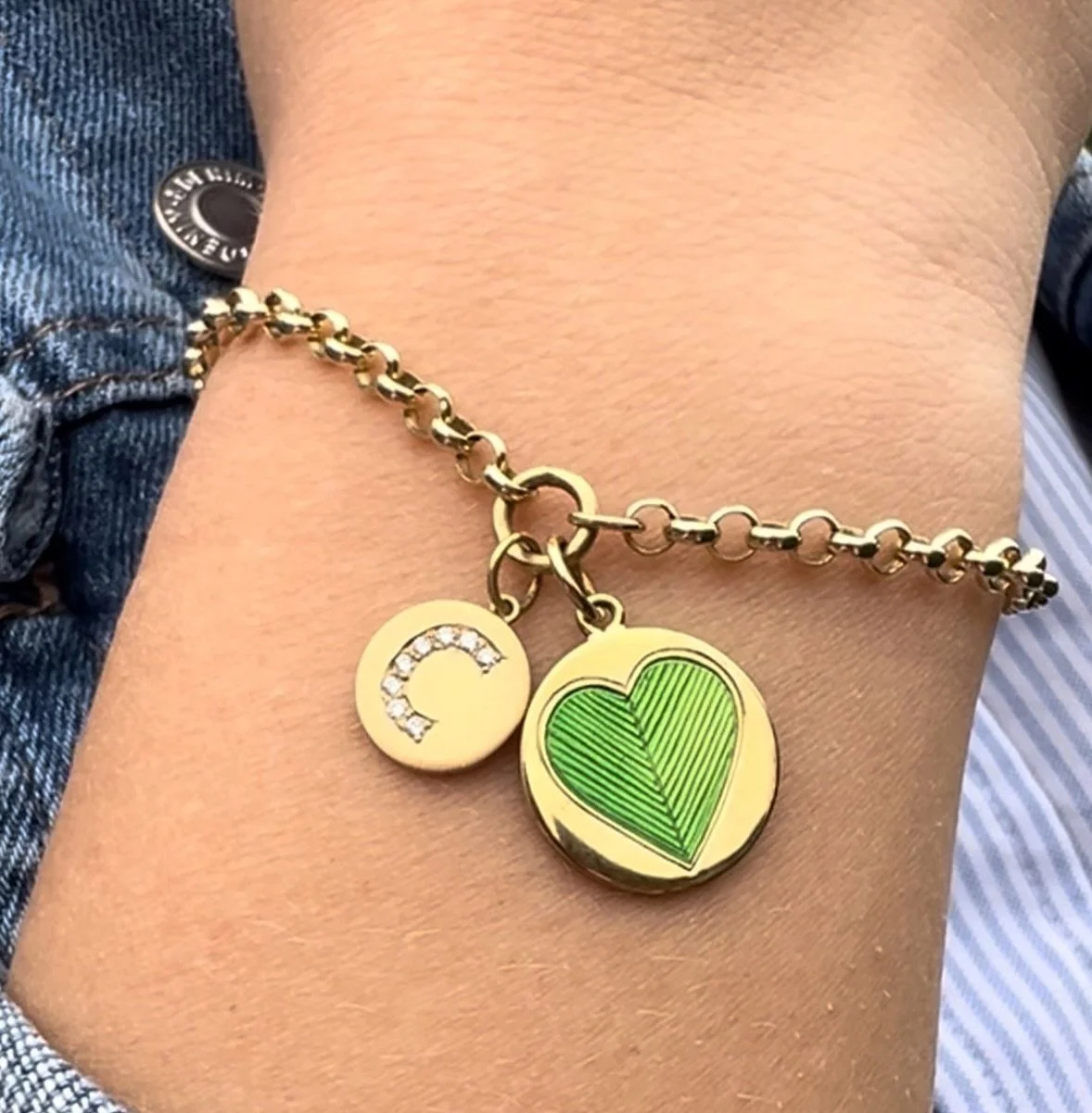 A Diamond letter with an vitreous enamel hand engraved heart bracelet 💚

#enamel #diamondletterjewellery #charmbracelet #goldbracelet #gold