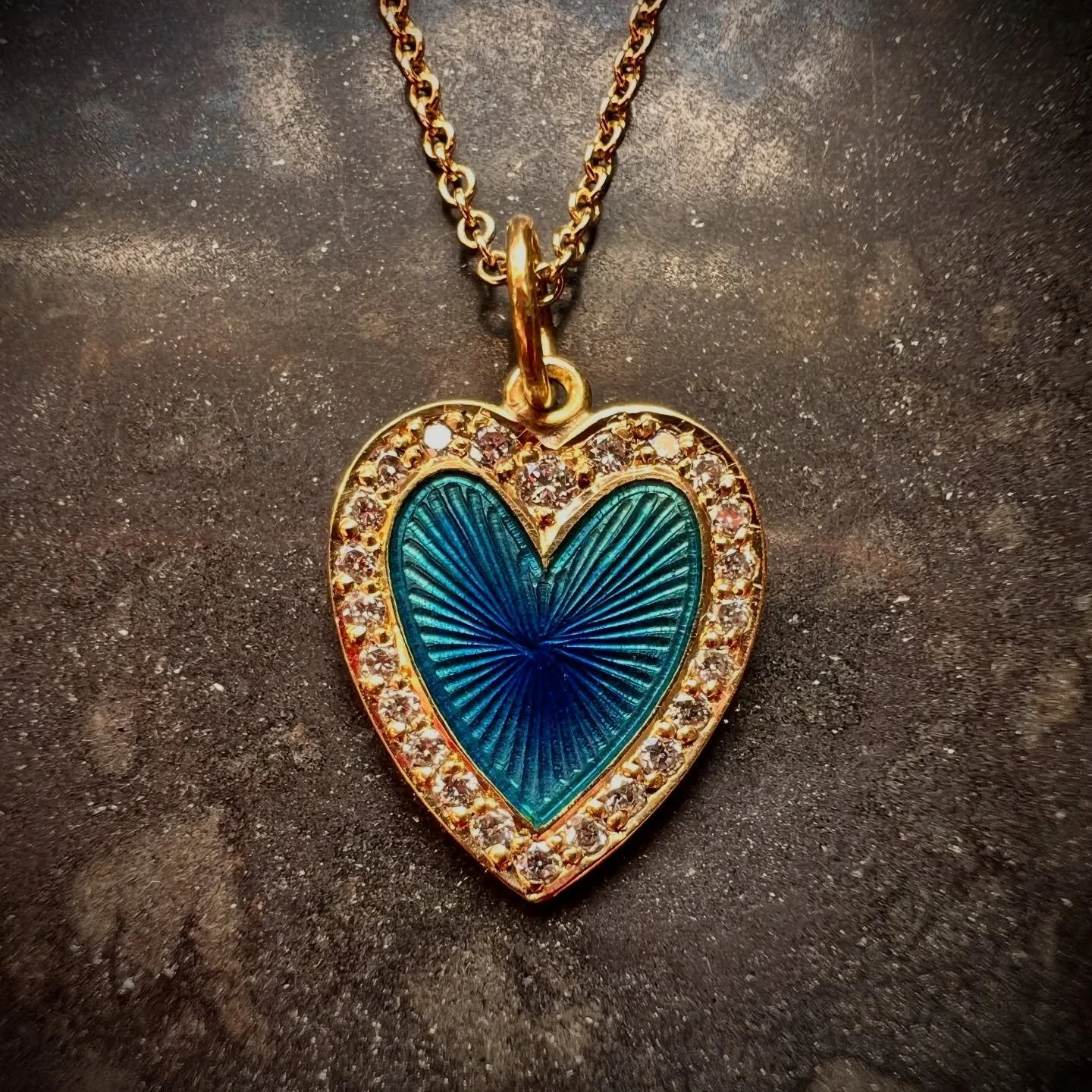I Feel Love here in the golden sparkly heart and in the tune💙🩵💙

#enamel #love #heart #cassiajewellery