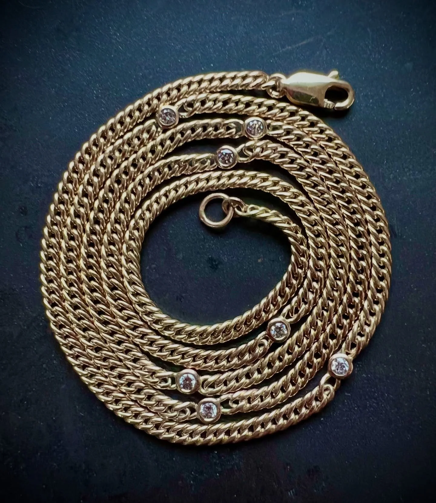 A gold chain with an added sprinkle of diamonds .. a lovely everyday necklace…
#cassiajewellery #diamond #gold gain