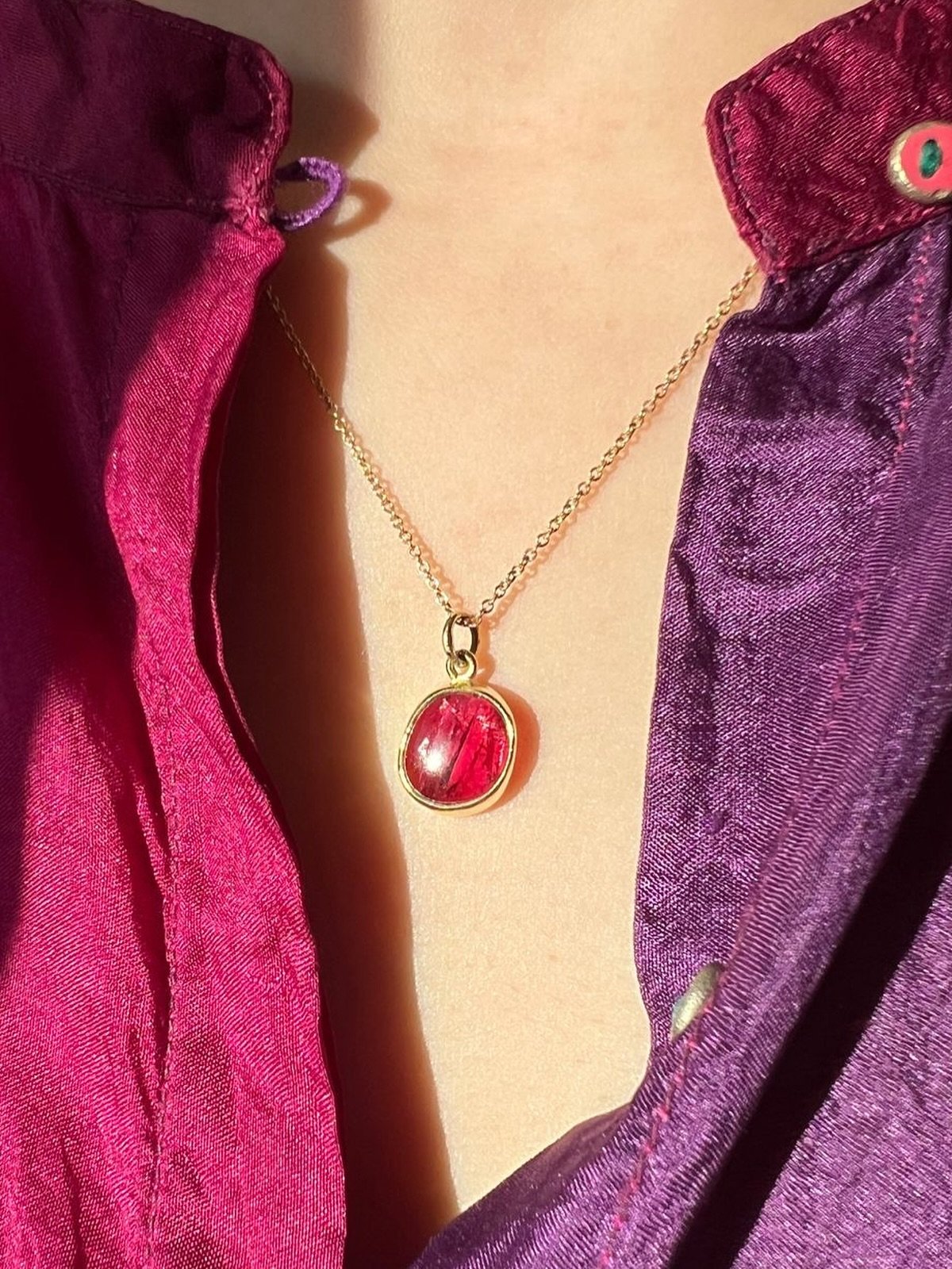 A gorgeous Burmese spinel cabochon pendant set in solid 18k gold.

#spinel #spinelpendant #spineljewellery #spineljewelry