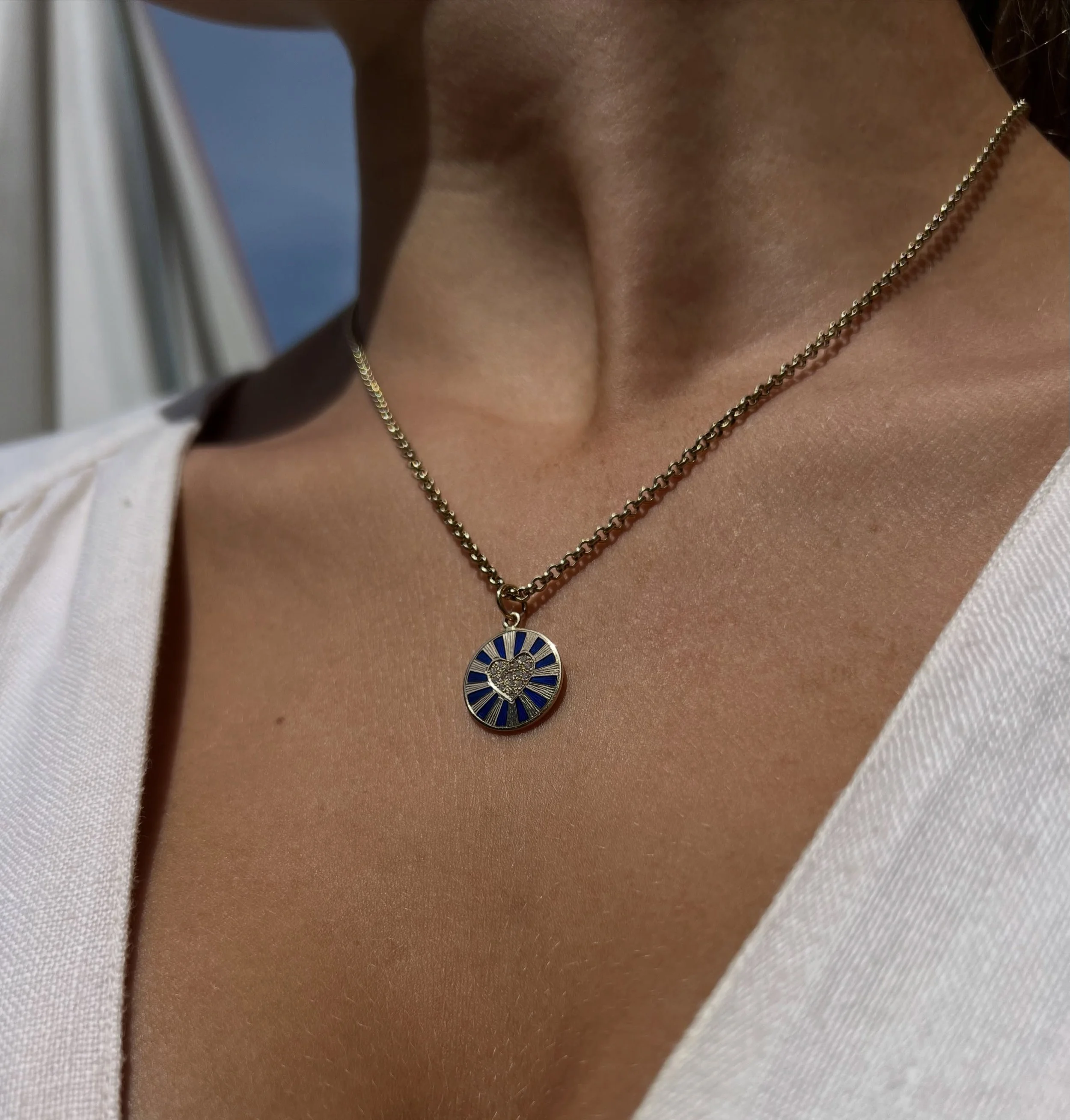 For the days when you need a little extra sparkle and some blue champleve enamel&hellip;

#cassiajewellery #enamelanddiamonds #sumbeamheart