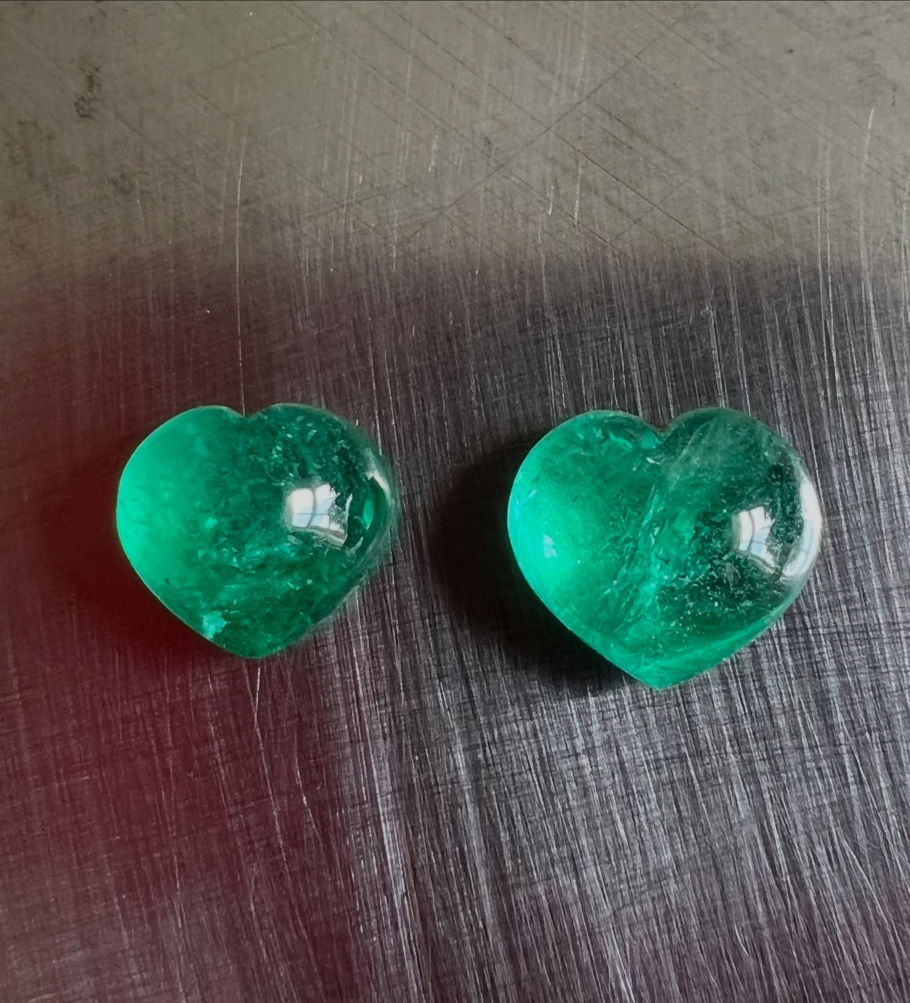 Heart-shaped emerald cabochons are a rare find... 💚

This charming little one is available.

DM for details 💚 

#emeraldjewellery #emerald