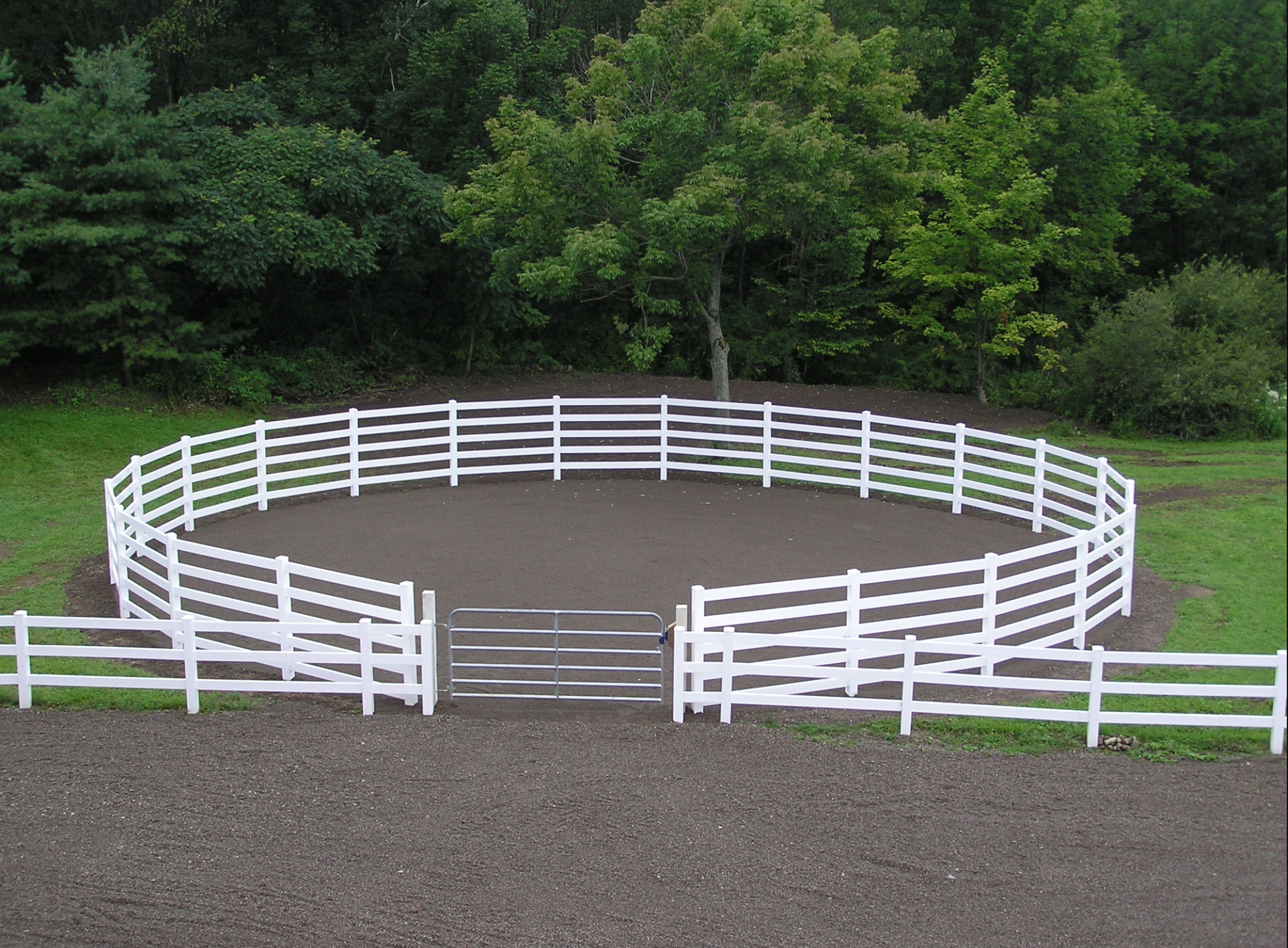 WE WOULD LIKE TO BUILD A ROUND PEN TO TRAIN HORSES AND RIDER.