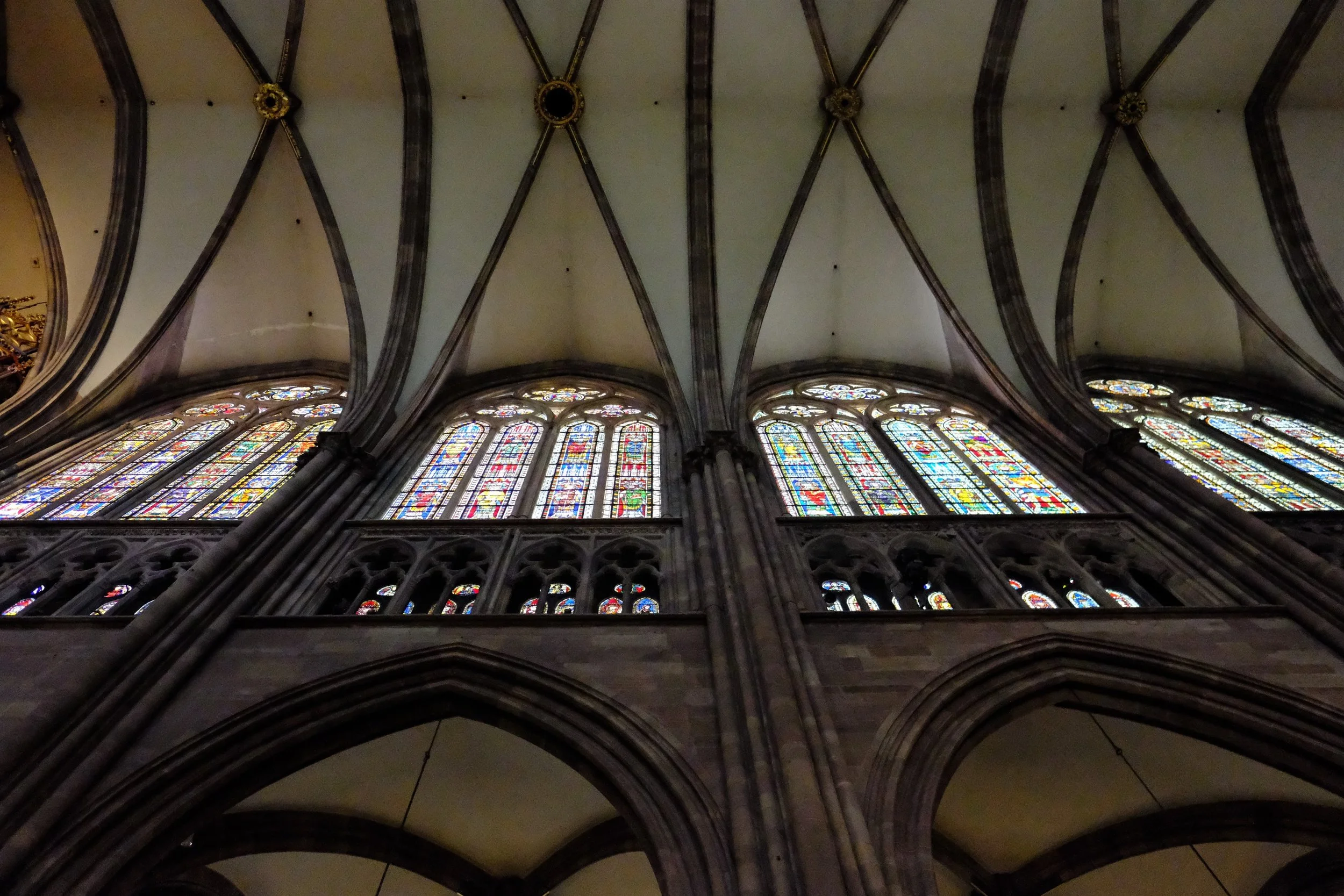 The Ceiling and Stained Glass of Notre Dame de Strasbourg, France before the fire | Travel Blog | Observationsfromabroad.com Travel & Culture Advice (Photo by Laura Eberschveiler)