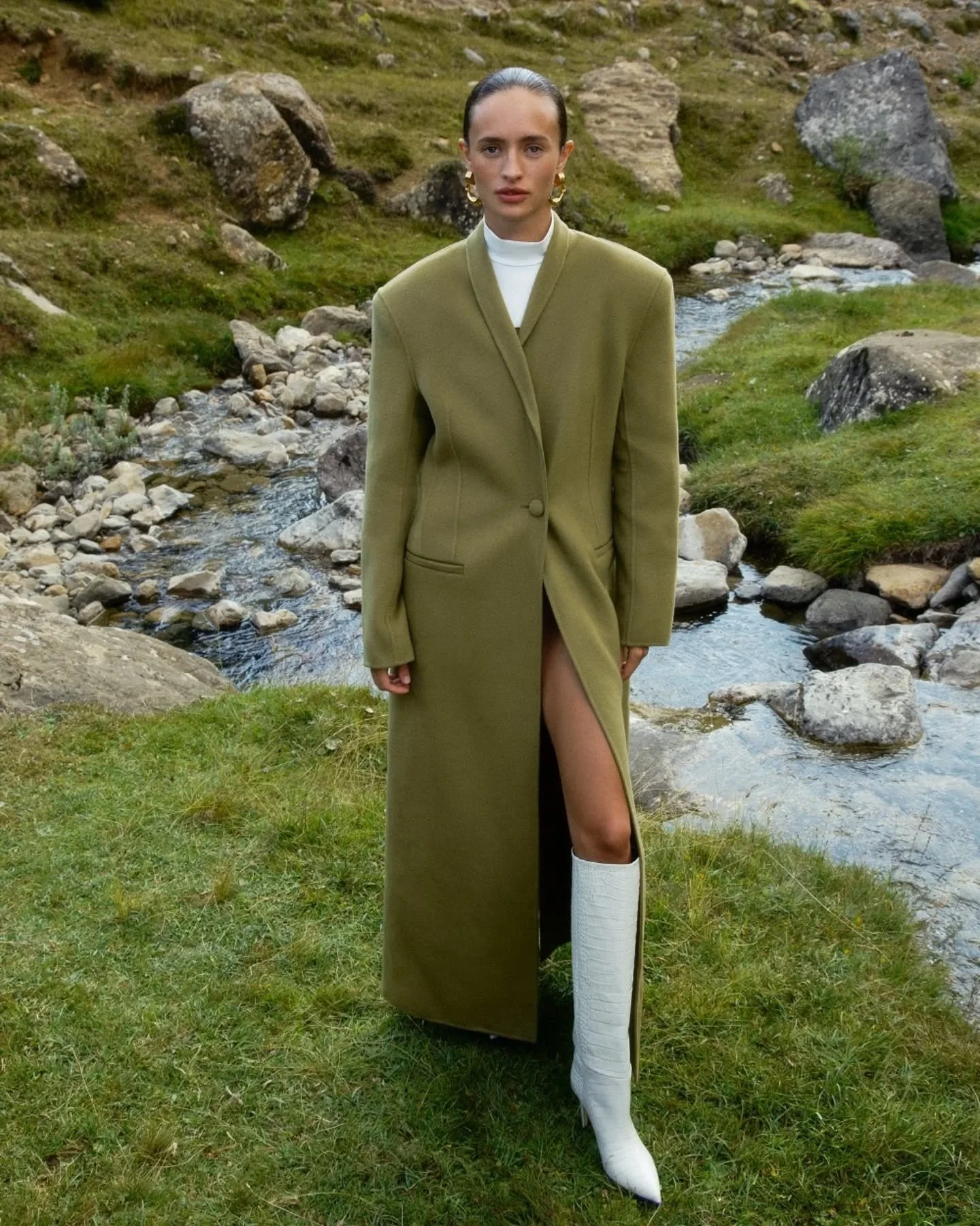 This editorial campaign for @thewebster was shot in a stunning location in the Pyrenees, where the natural beauty of the landscape perfectly complemented the aesthetic of the shoot. Our model @letafranka, with her naturally curly and fine hair, neede