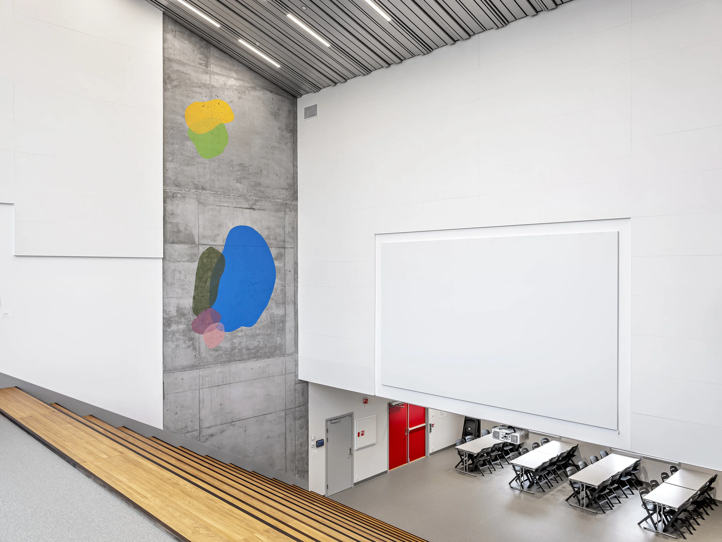 Ballast, silicate paint on concrete wall, 900 x 385 cm, 2018.