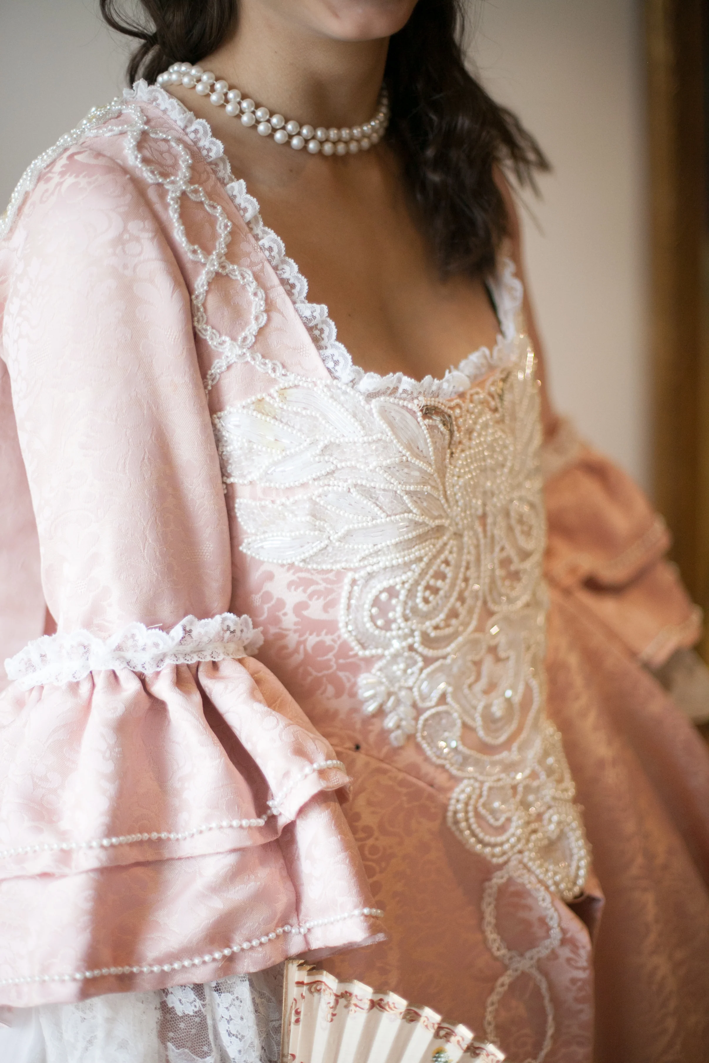Broderie et perles cousu main. Embroidery and pearls handmade.