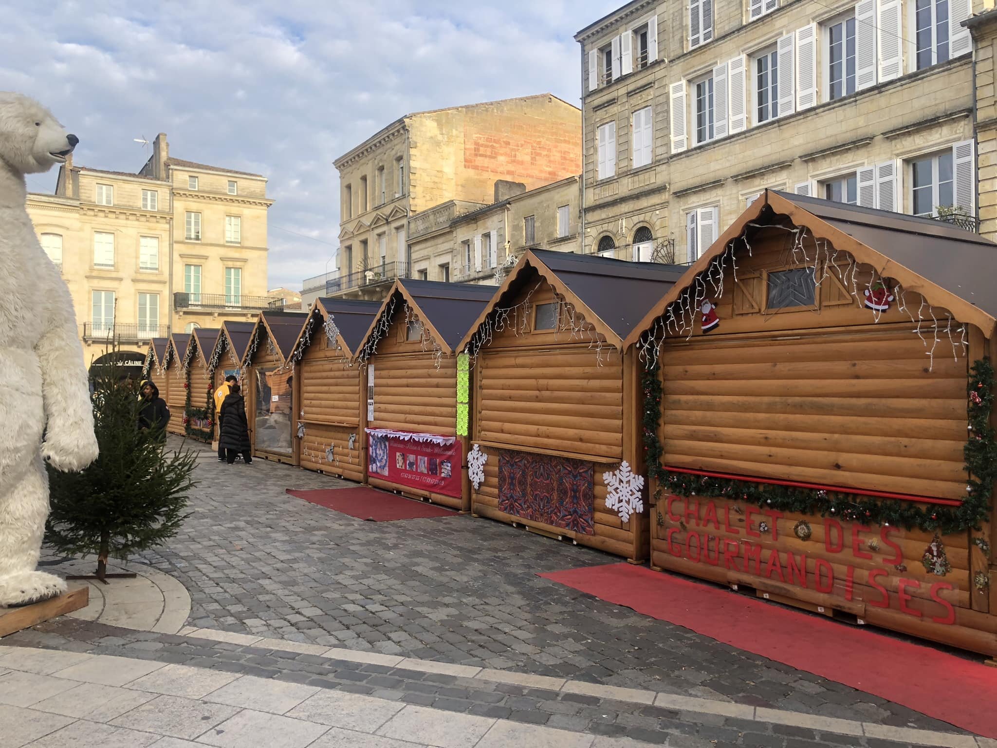 I was in Libourne yesterday, so got excited about going around the Christmas market. I was left somewhat disappointed! 😂 Nice Polar Bear though. 

#christmasmarket