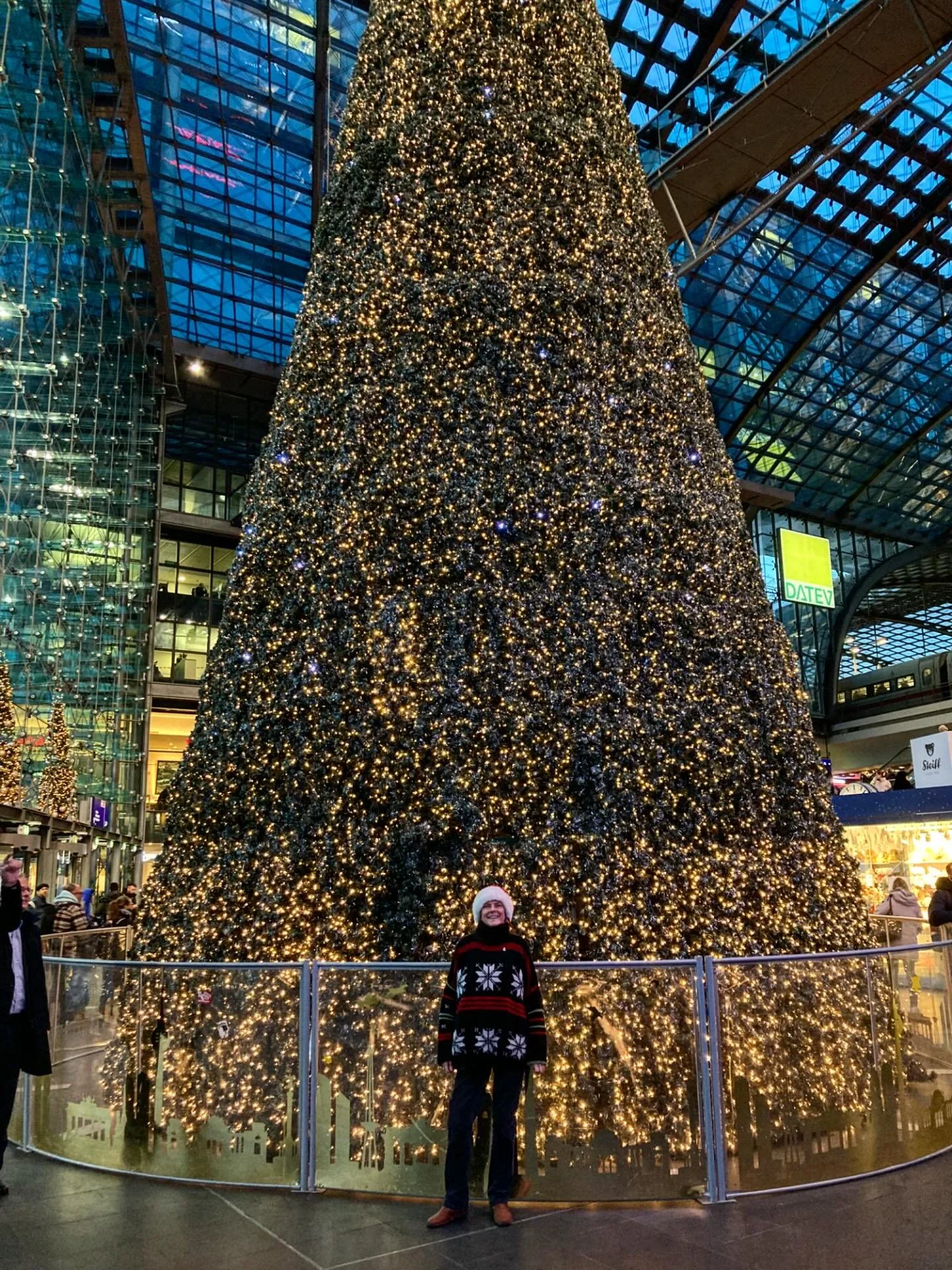 Happy 40th birthday to my Christmas jumper! 🥳🥳Celebrating in Berlin. I knitted it 40 years ago when working at a pub, The Cartoonist, in London. ❤️

#christmasjumper #iknittedit #happybirthdaychristmasjumper