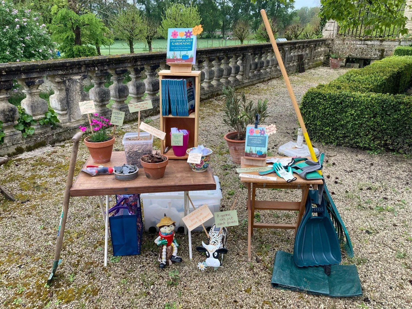 A Lovely day @ Chateau de Clauzuroux selling my book, Uncomplicated Gardening. Thank you to all who bought a copy ❤️

#fetesdesplantes #bookselling #uncomplicatedgardening