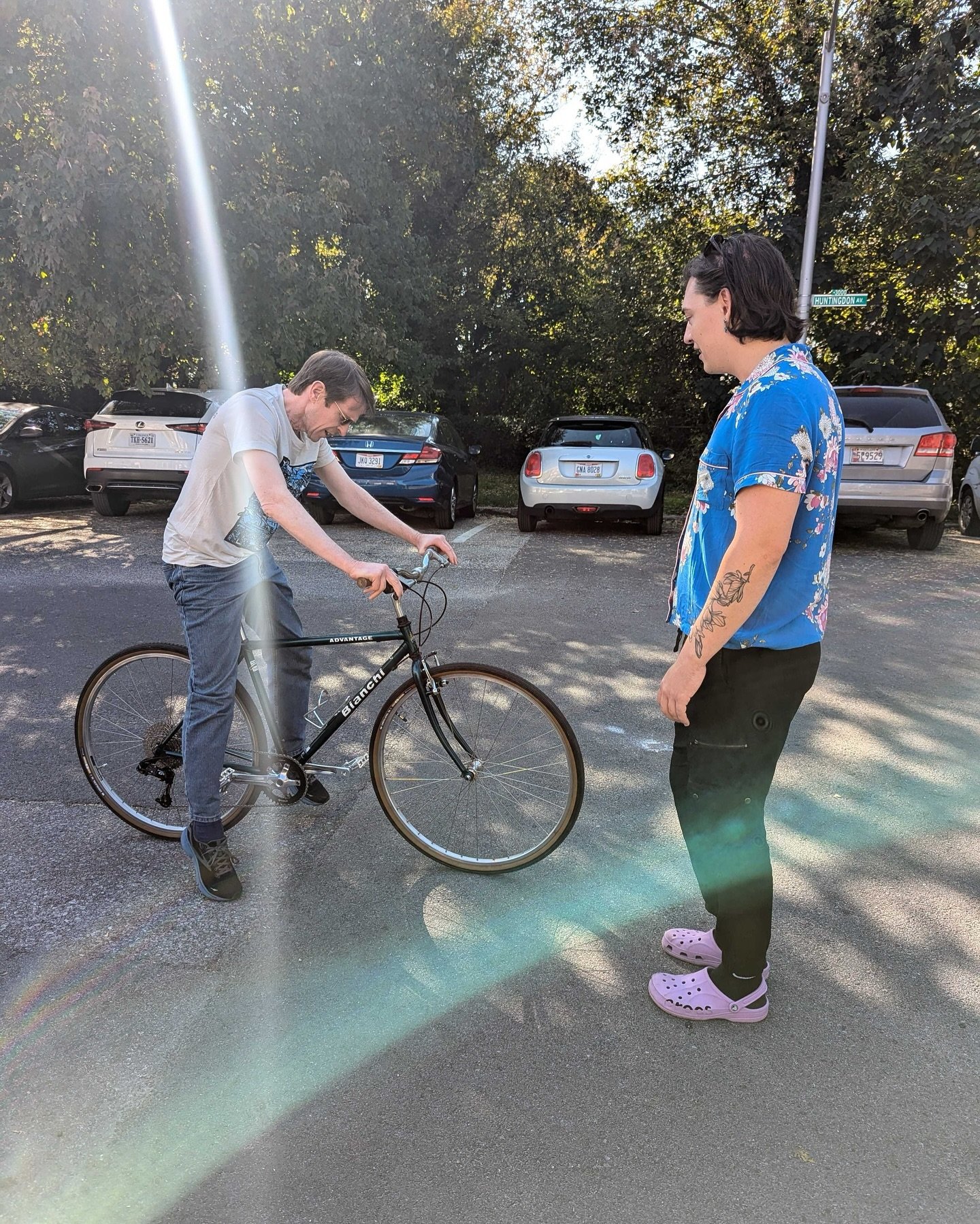 Worker-owner Jonna recently refurbished this ✨beautiful✨ Bianchi for their dad! Enjoy these incredibly wholesome moments from the day it was gifted. Also peep dad&rsquo;s cool tee-shirt 🤠
&bull;
And get in touch if you want to give your loved one th